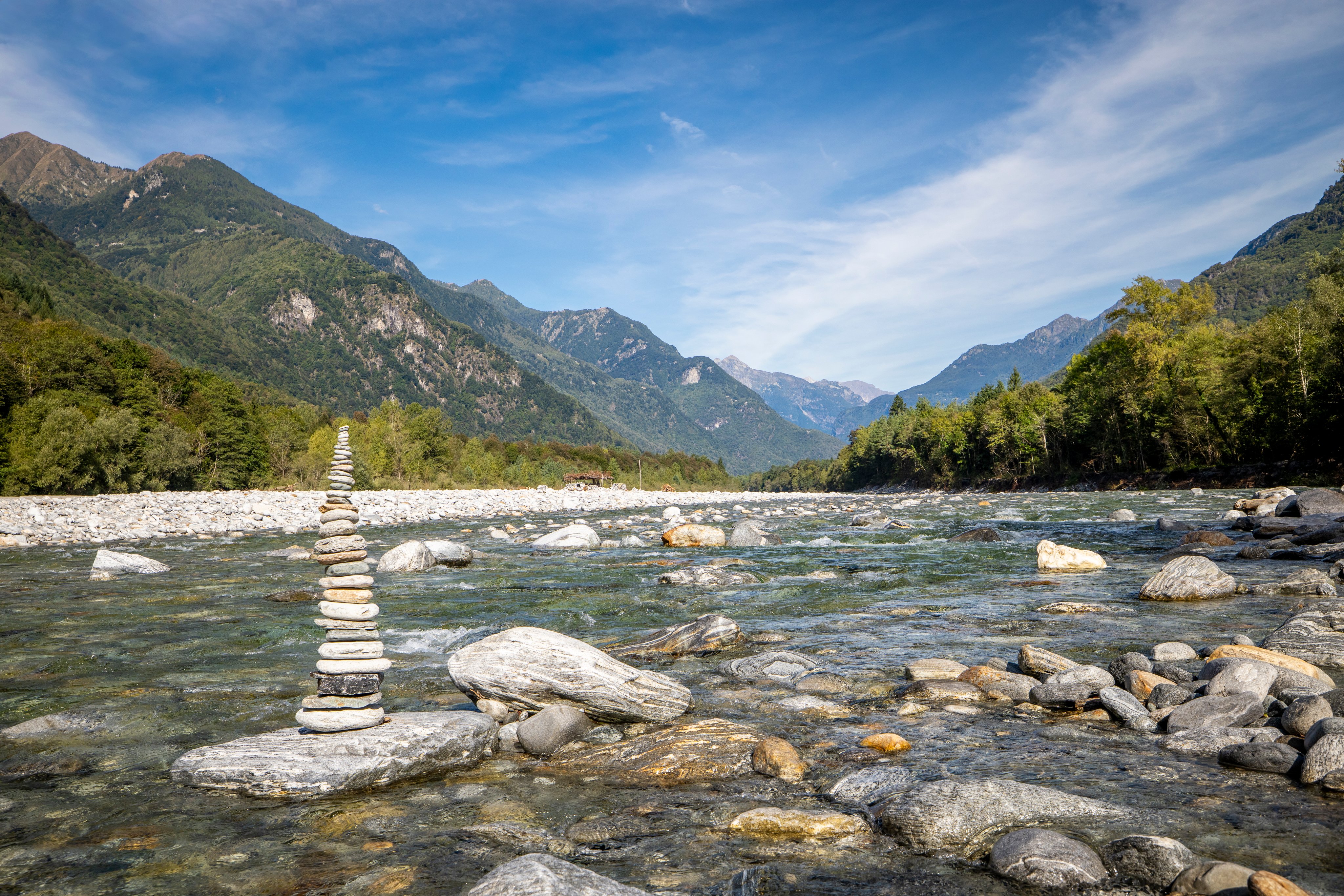 Pietre accatastate lungo il fiume Maggia, vicino al campeggio TCS Gordevio.