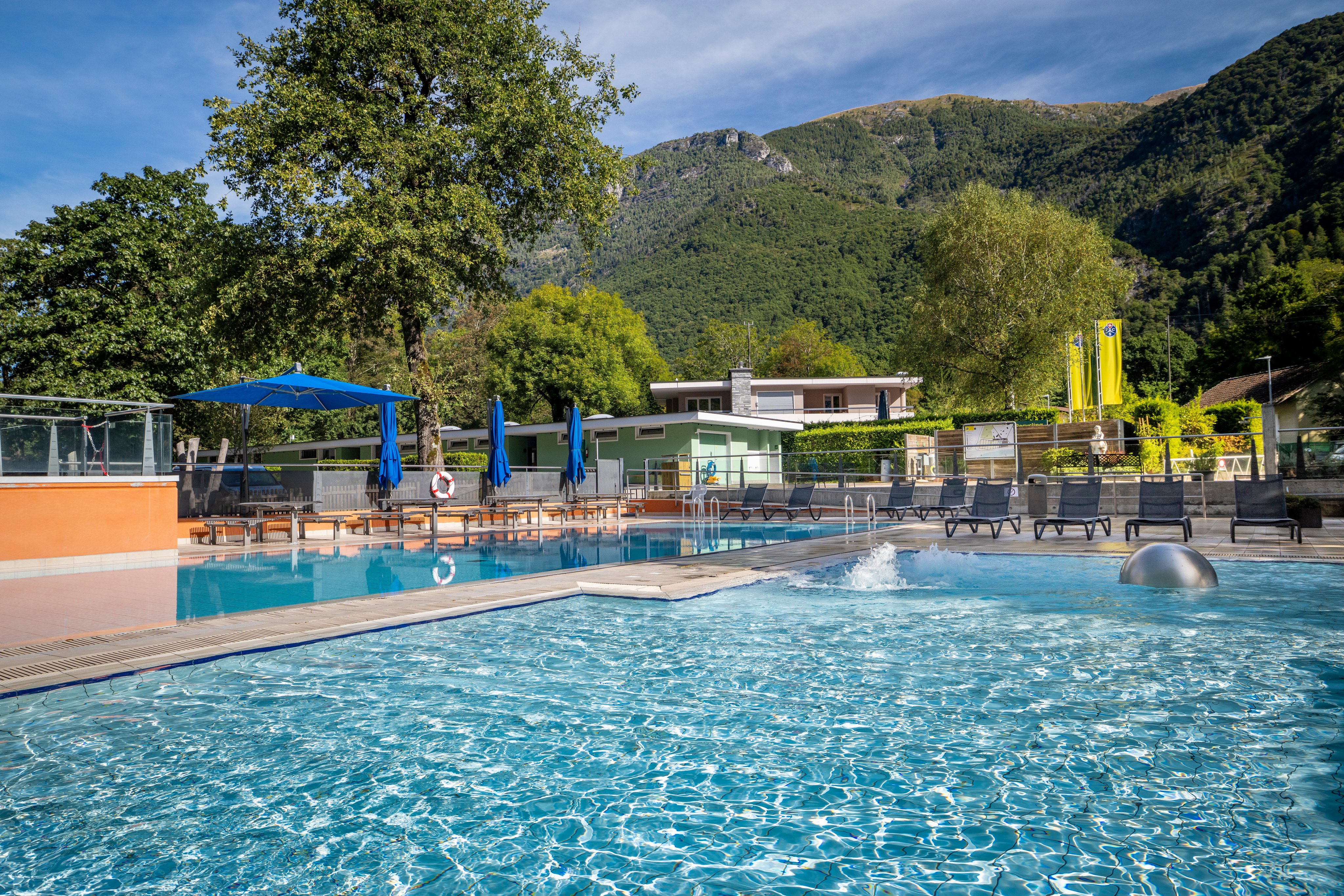 Piscina con idromassaggio al Camping Gordevio del TCS.