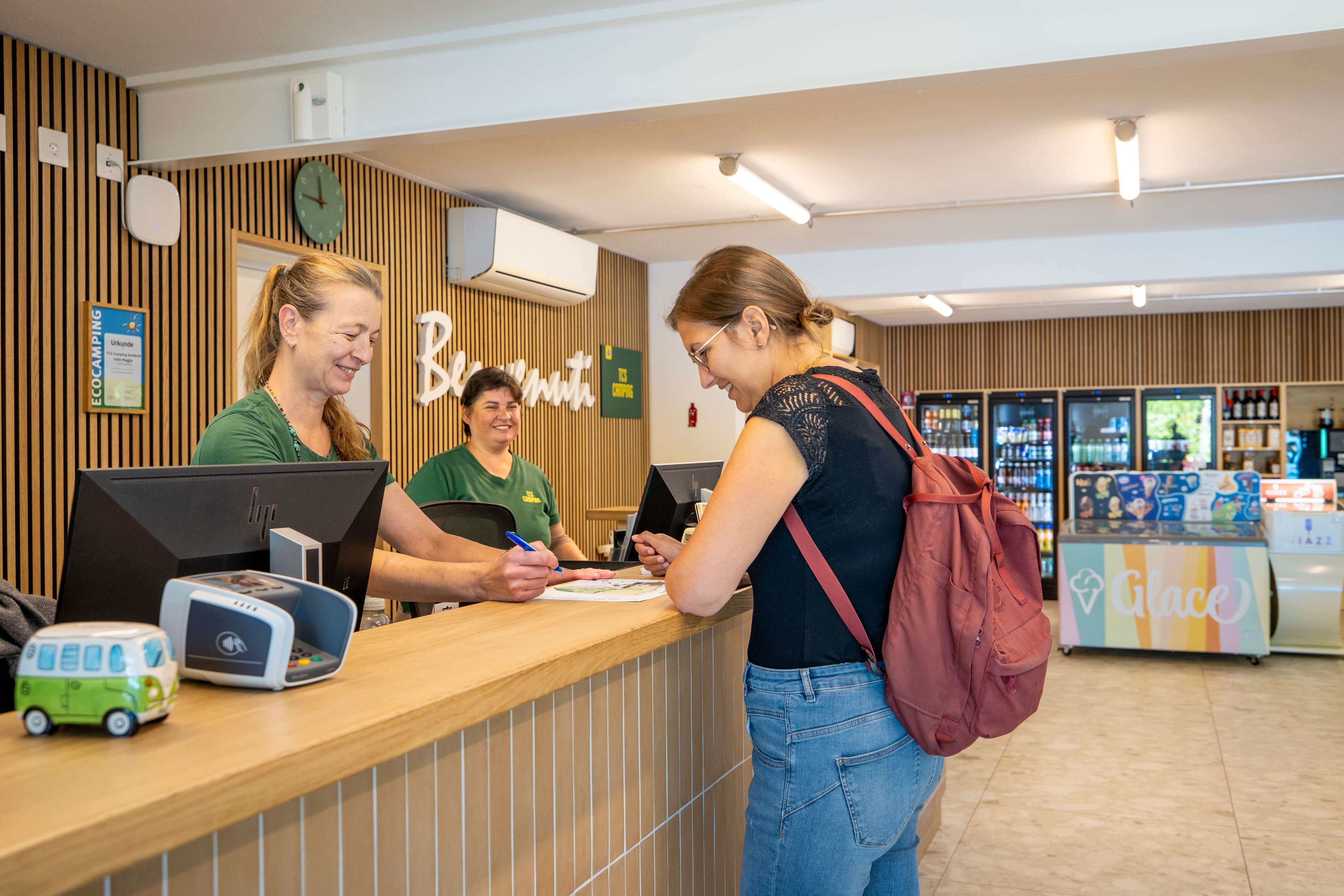 Un client à la réception lors de son enregistrement.