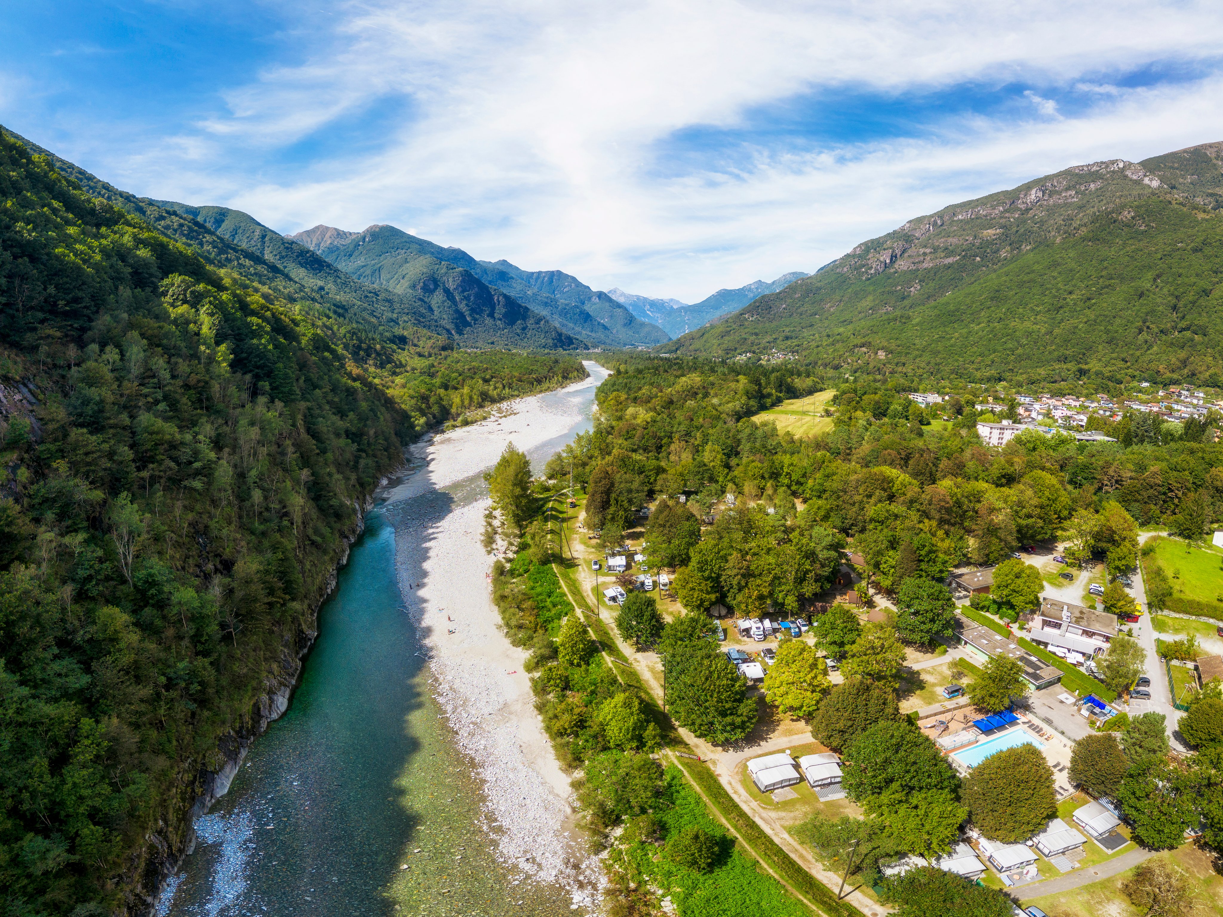 Prise de vue par drone du camping TCS Gordevio Valle Maggia et ses environs.