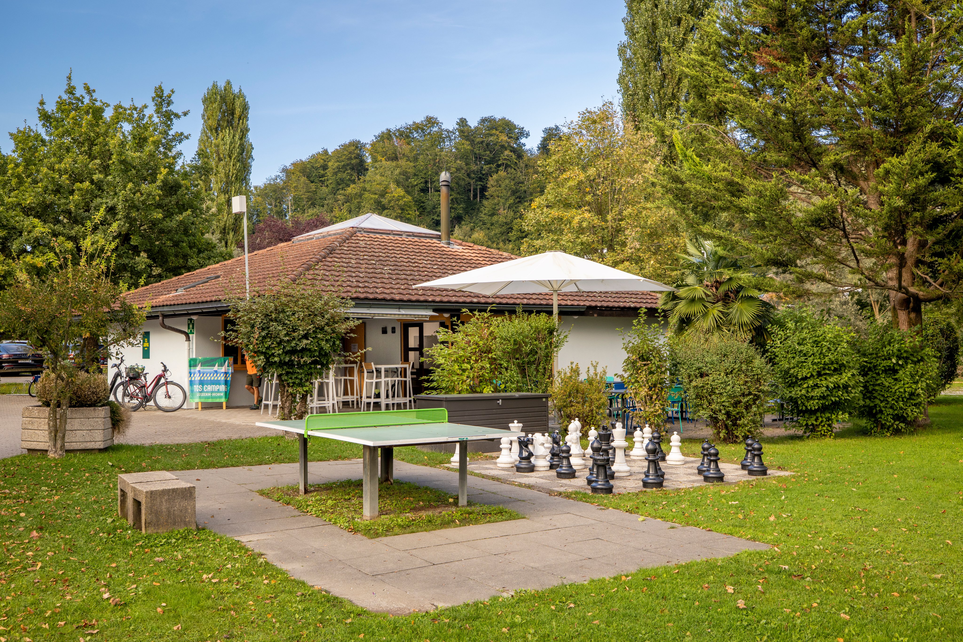 Tavolo da ping pong e gioco del mulino al campeggio TCS di Lucerna-Horw.