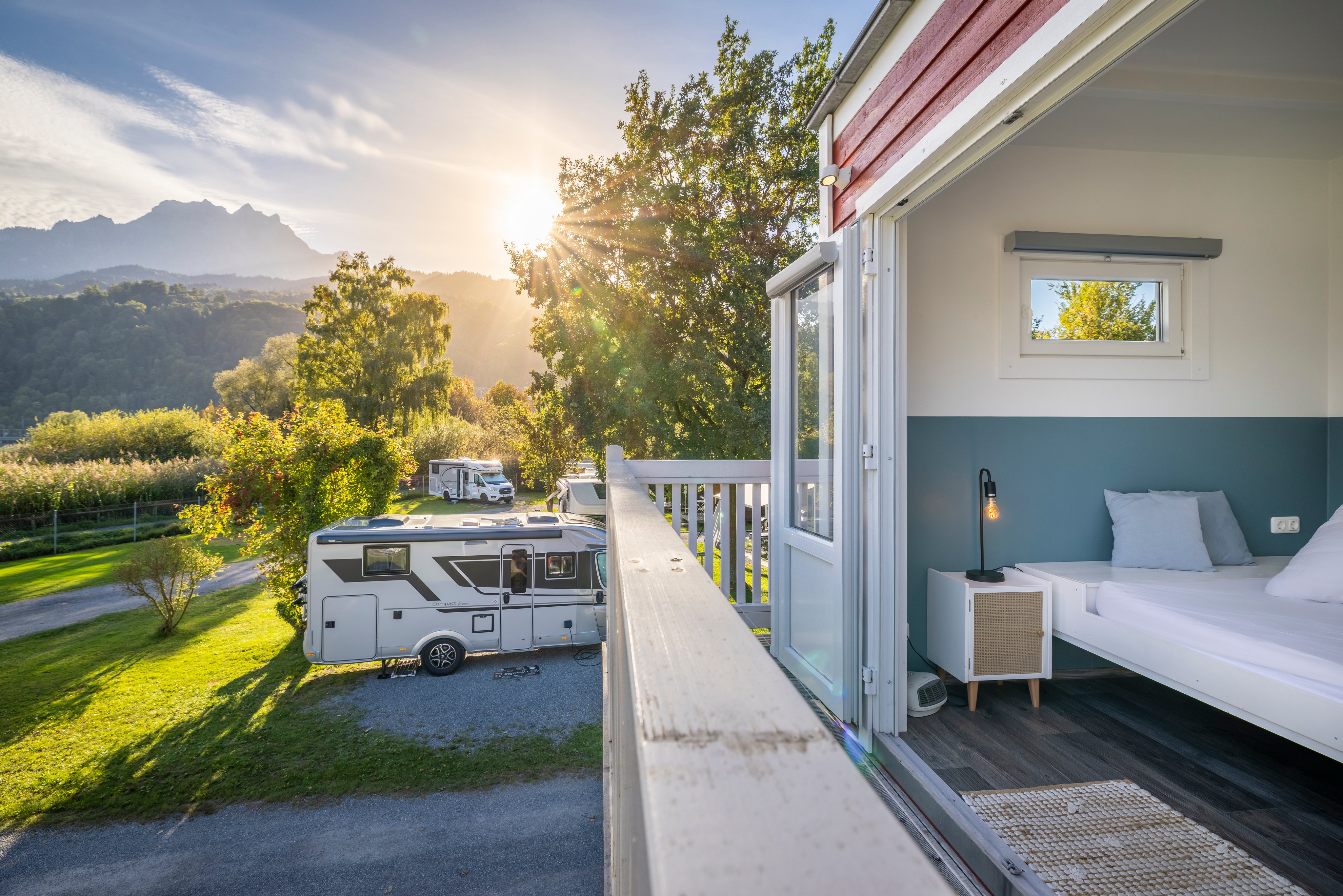Un aperçu d'un logement locatif et d'un camping sous le soleil.