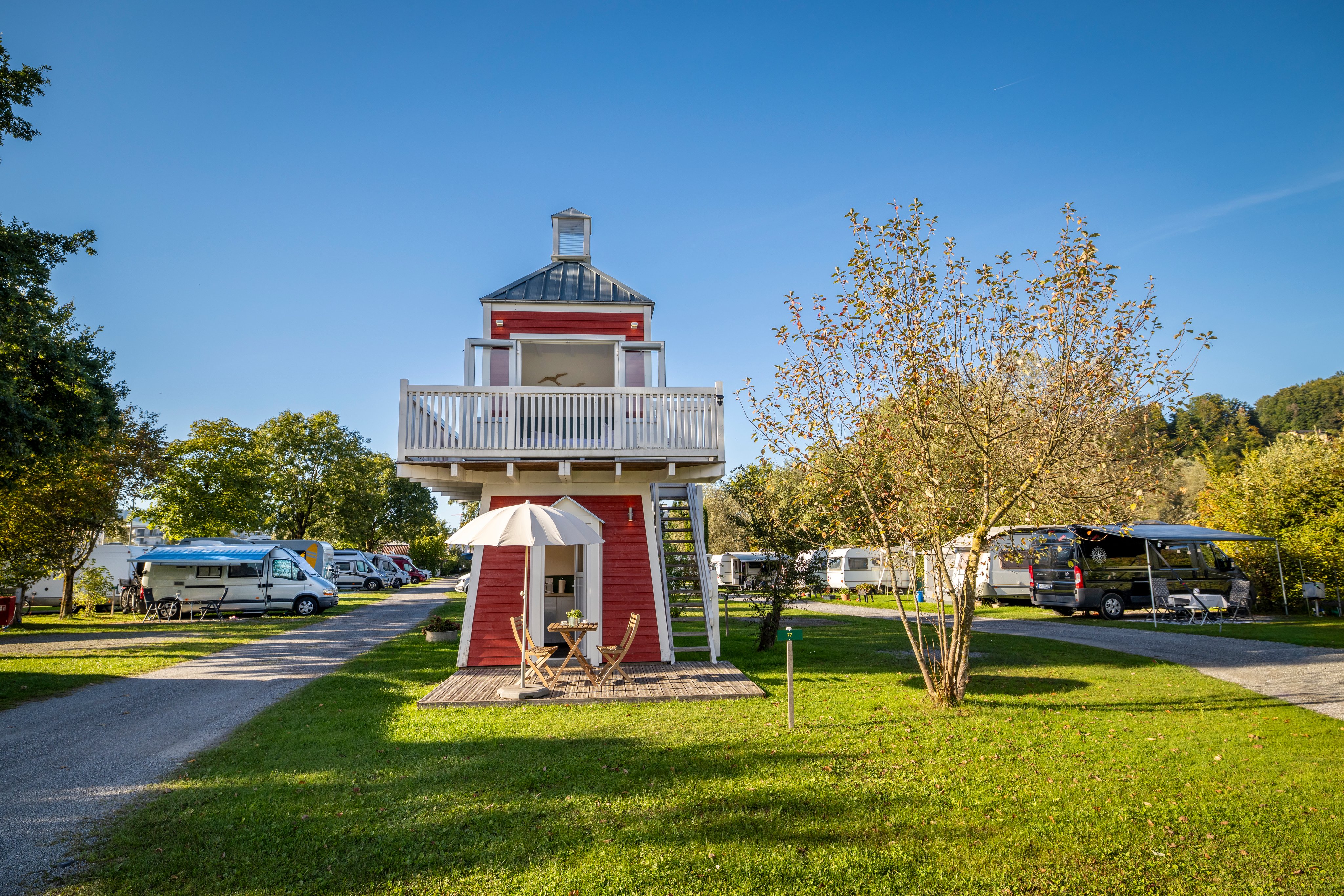 Un phare utilisé comme hébergement locatif dans un camping.