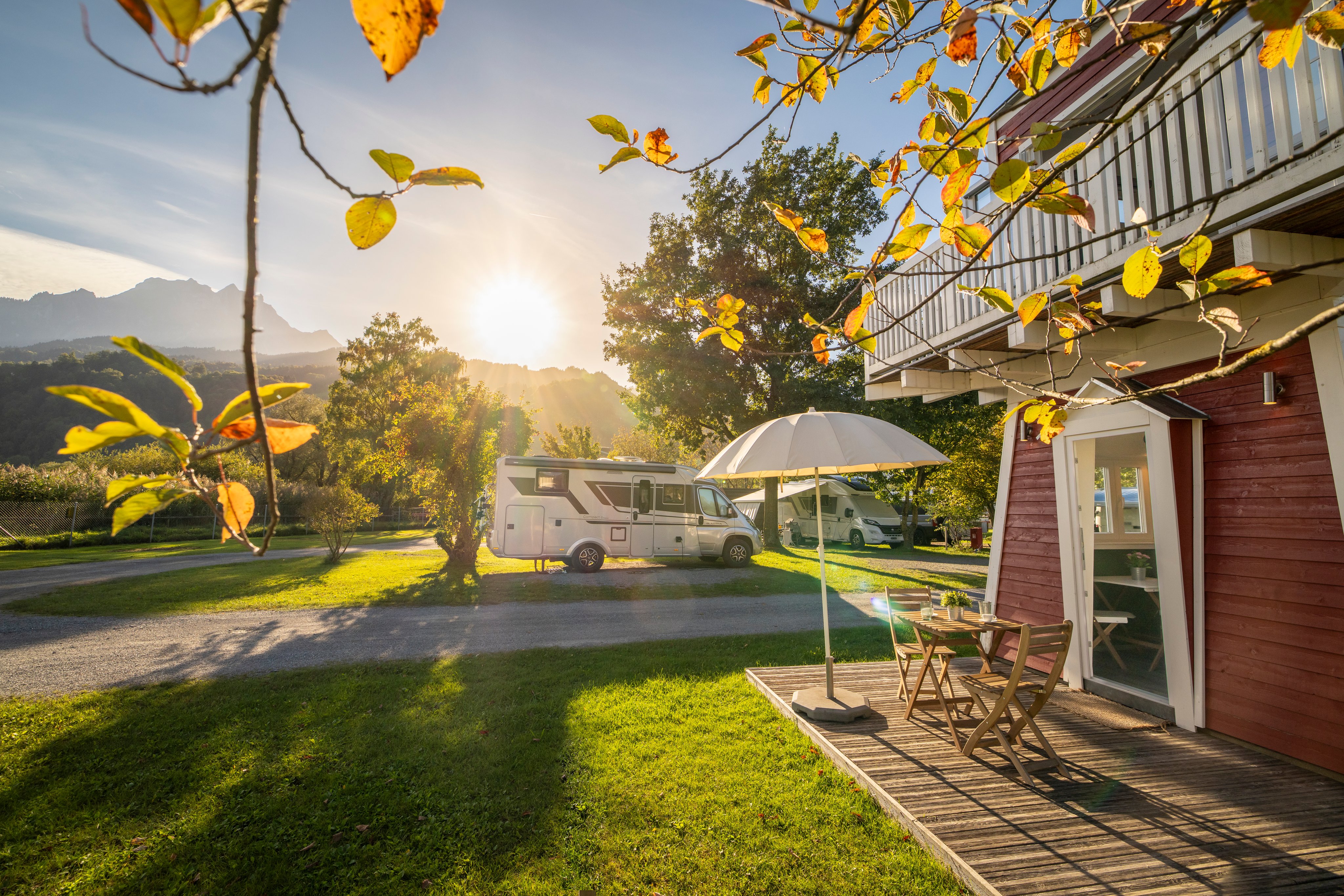 Herbststimmung auf dem TCS Camping Luzern-Horw mit dem Leuchtturm und einem Camper.