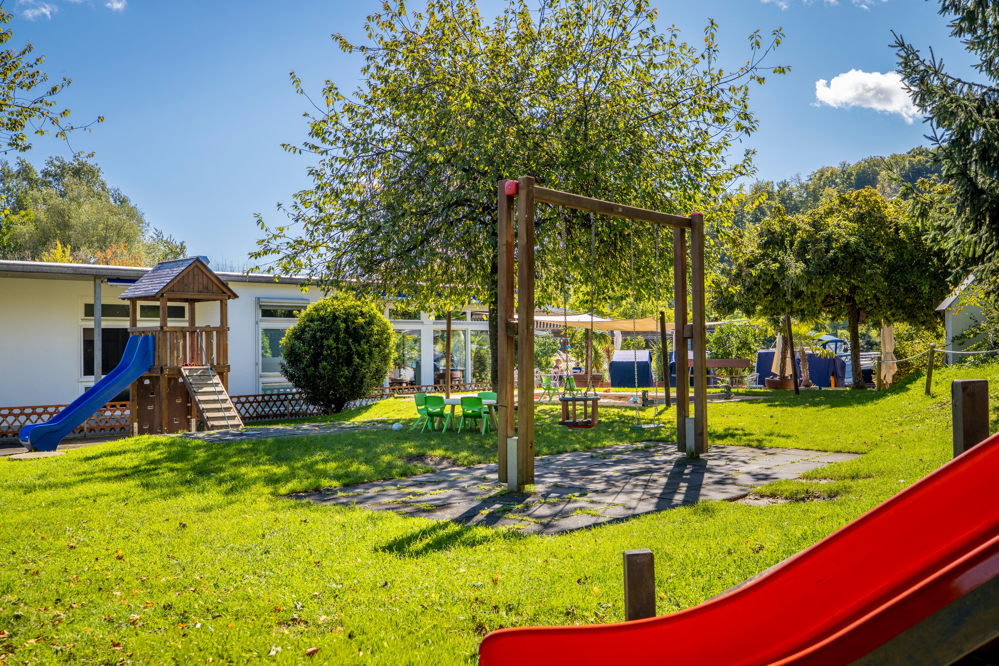 Aire de jeux avec toboggans et balançoires au camping TCS Solothurn.