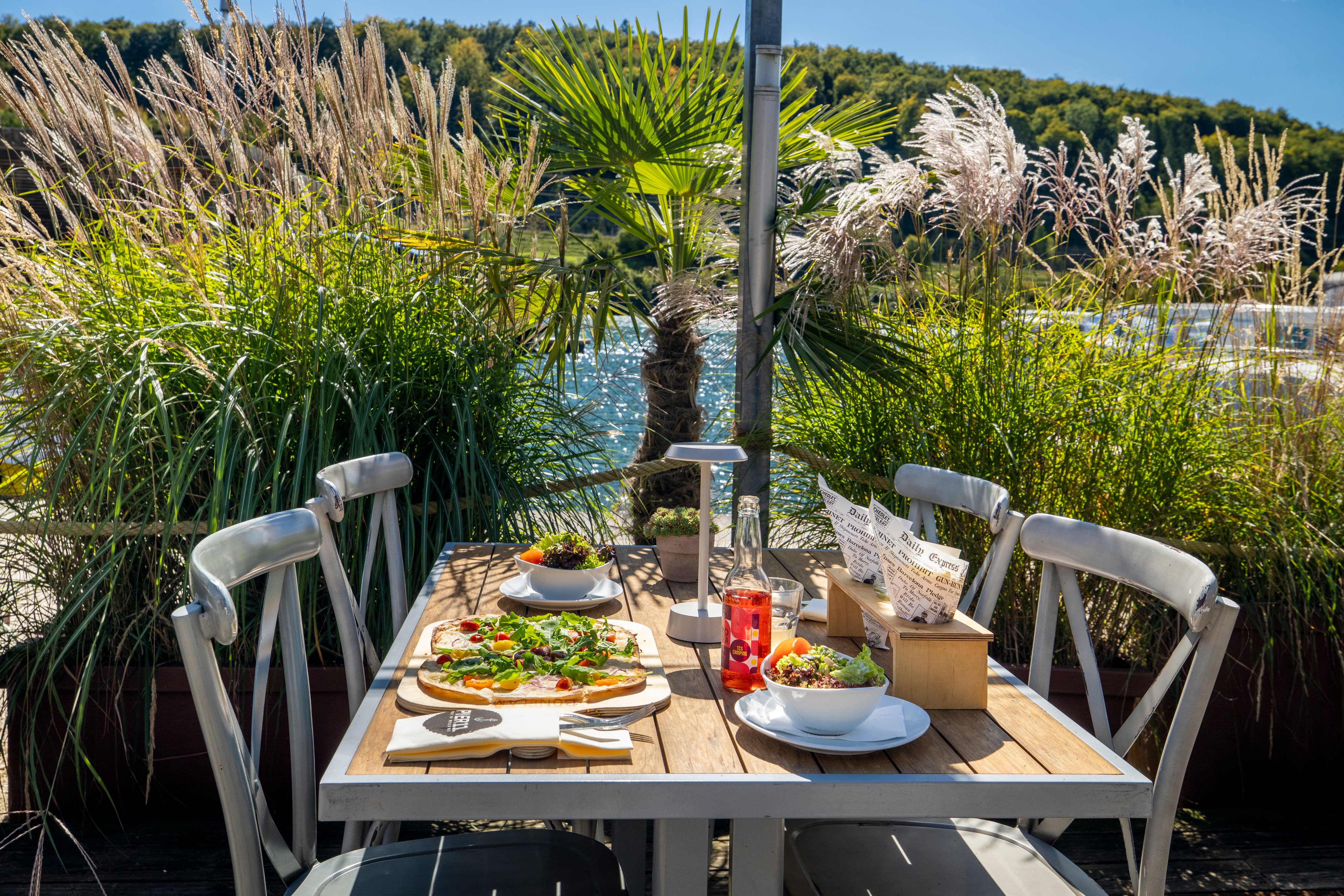 Table dressée avec des plats sur la terrasse du restaurant Pier11.