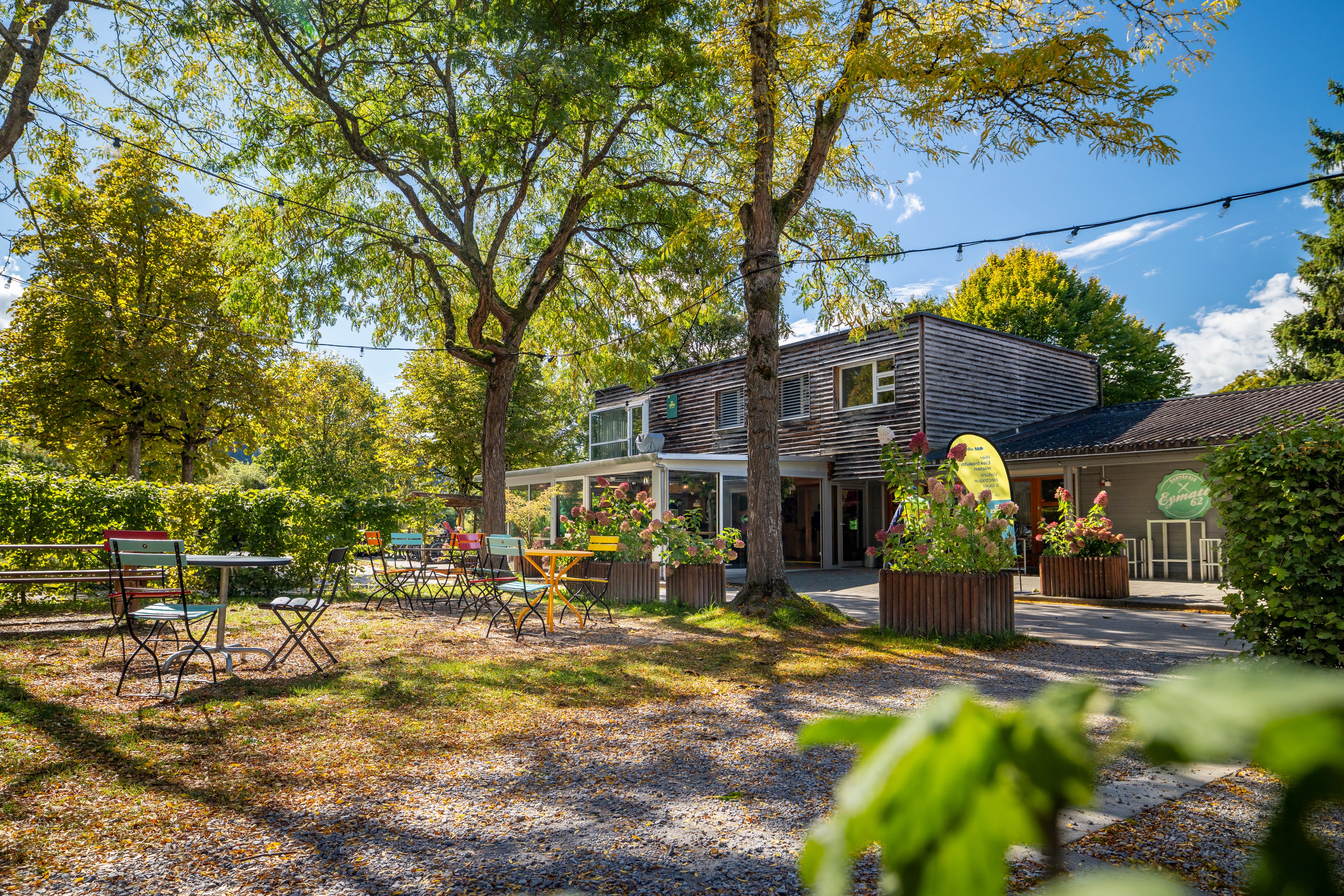 Environs du camping TCS Bern-Eymatt avec bâtiment d'entrée et restaurant.