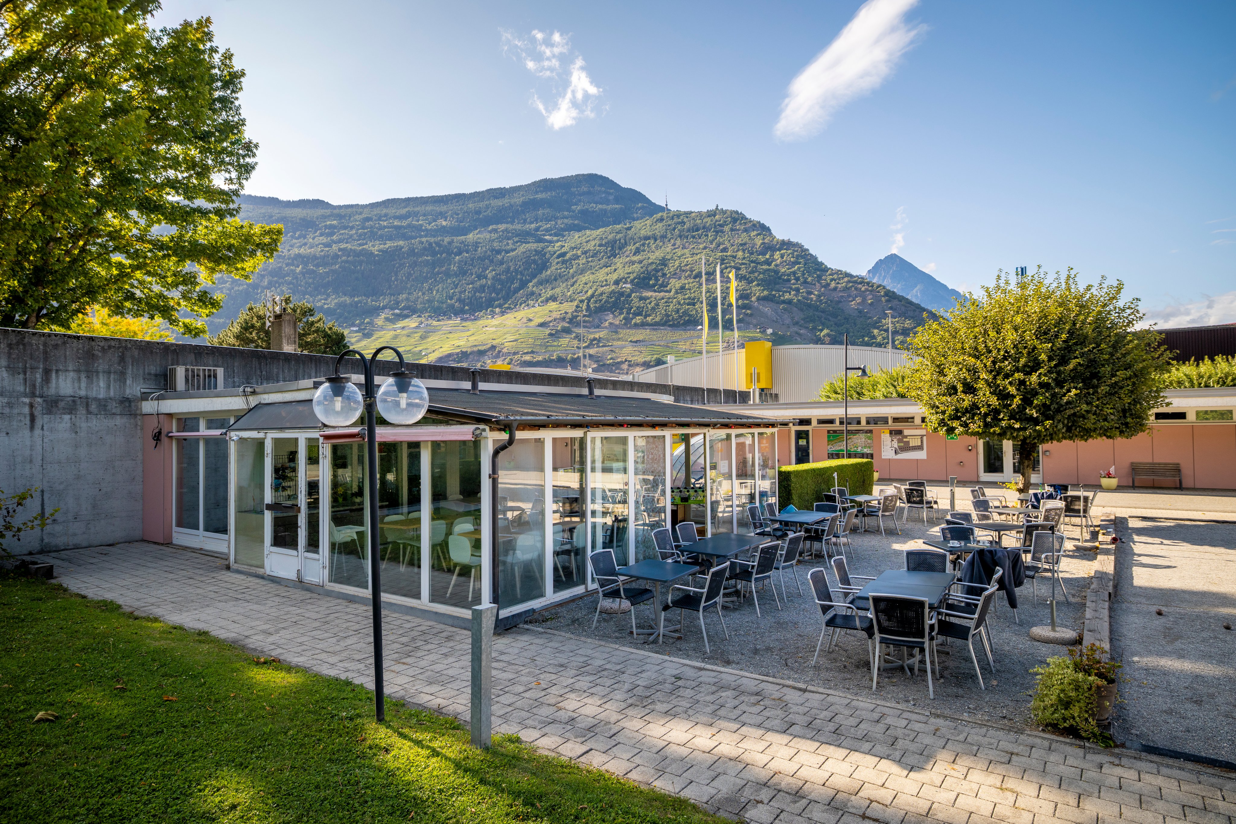 Bistro avec terrasse au TCS Camping Martigny.