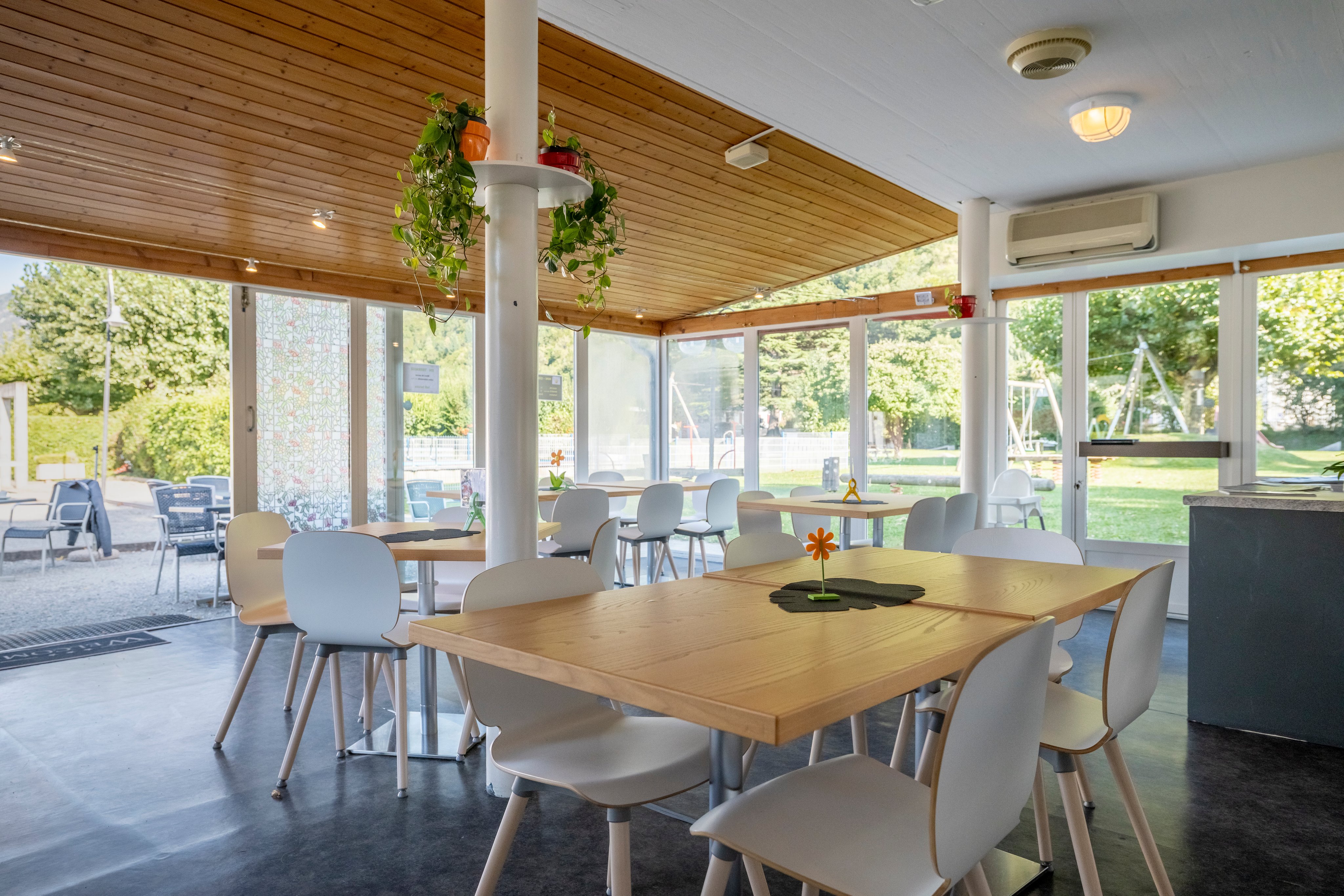 Camping Bistro à Martigny avec vue sur la terrasse.