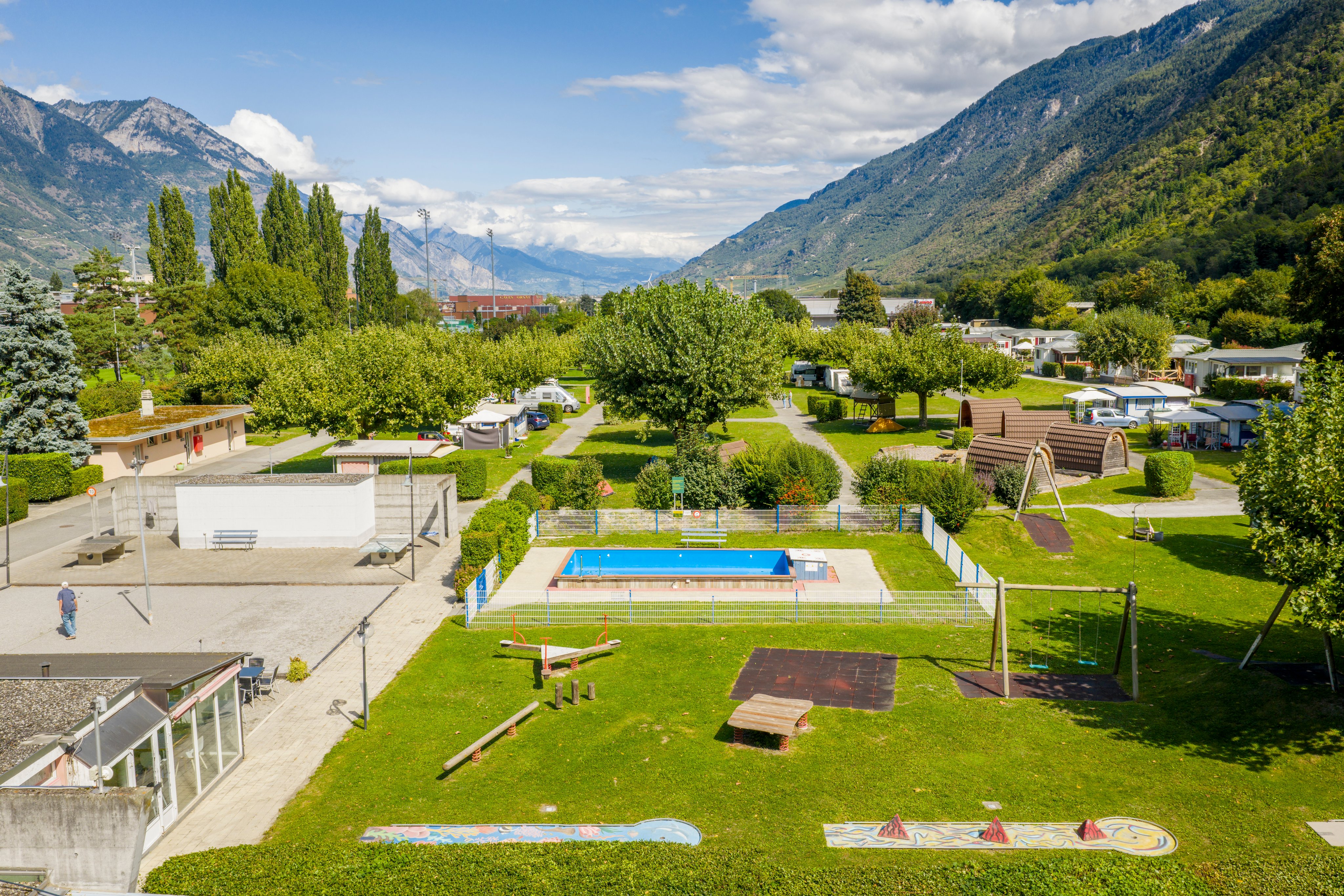 Luftaufnahme vom TCS Camping Martigny mit dem umliegenden Bergwelt.