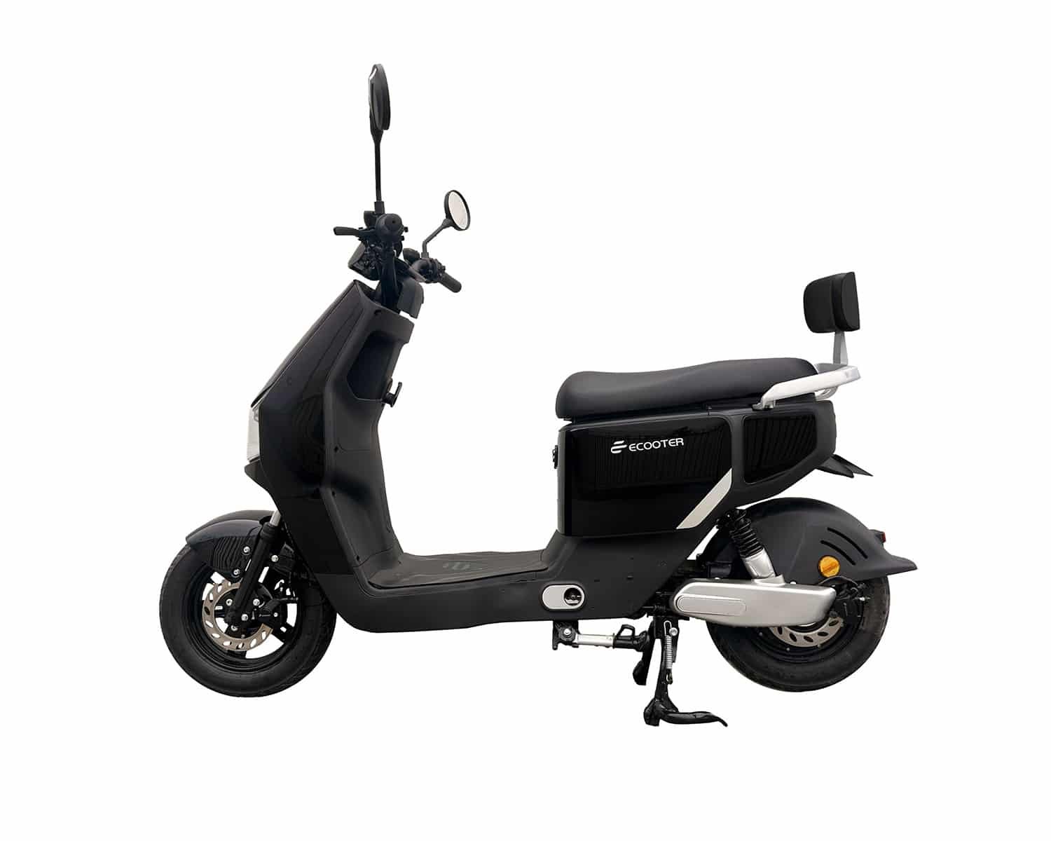 Un scooter électrique noir.