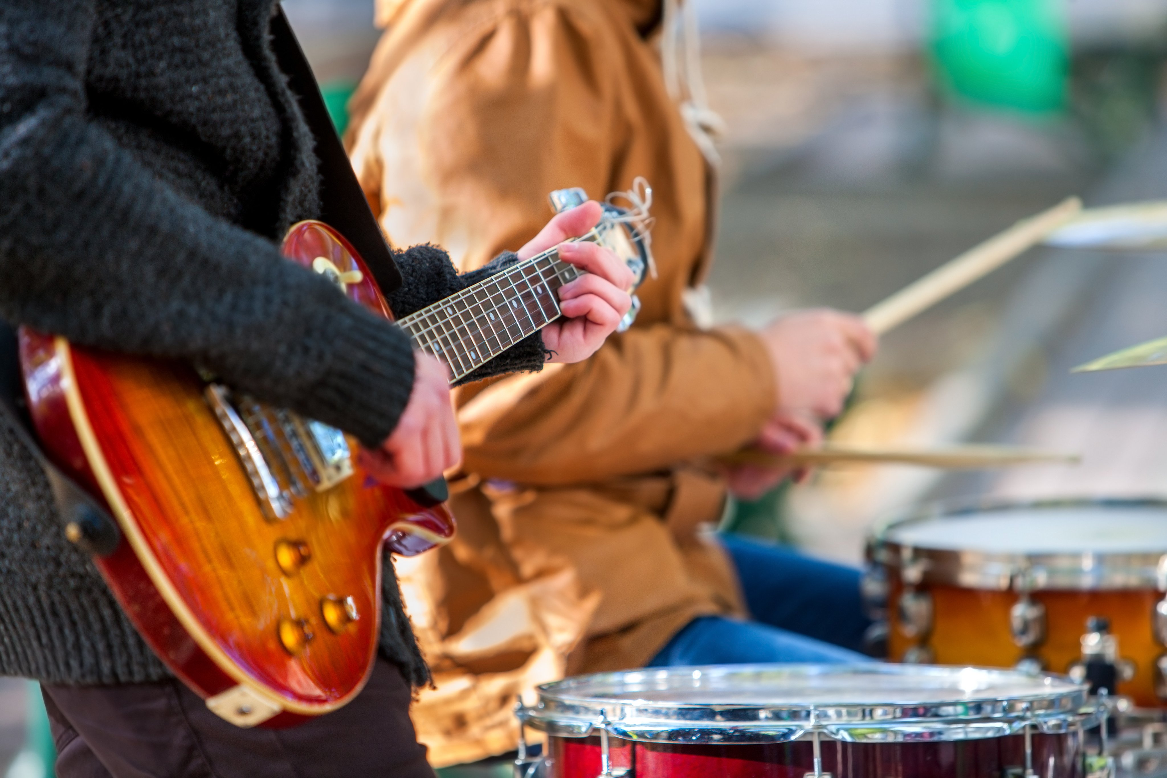 Strassenmusiker im Herbst im Freien. Mittelteil des Körpers mit Gitarre.
