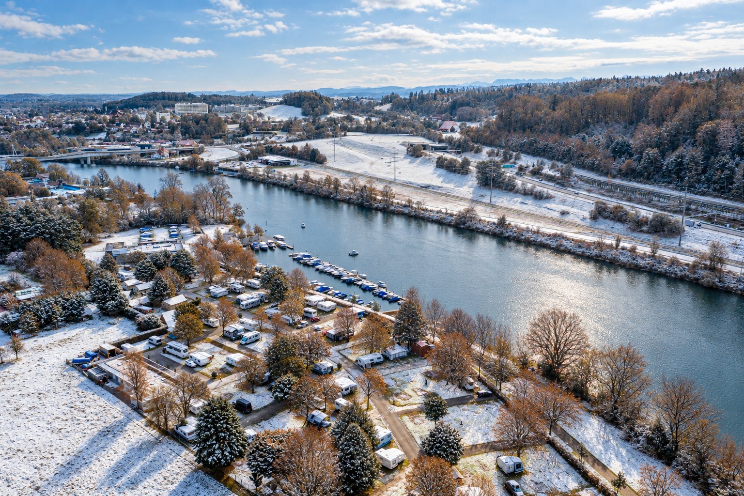 Winterlicher Campingplatz am Fluss