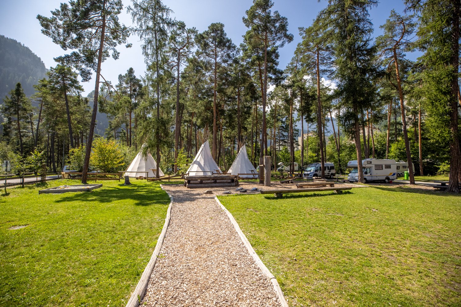 L'expérience de la nature à l'état pur : dormir dans un tipi avec un équipement confortable et un foyer pour une expérience de camping unique.