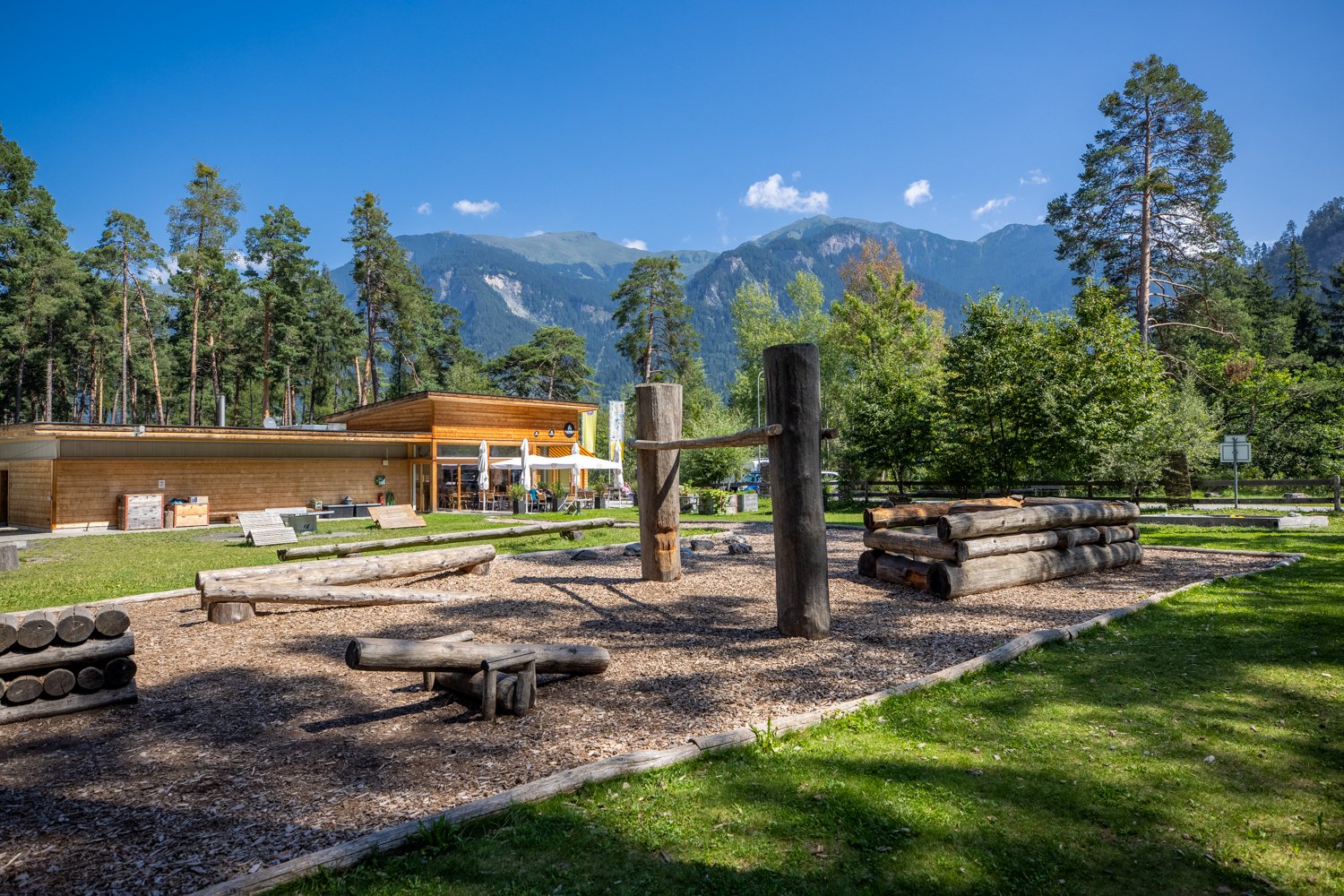 TCS Camping Thusis con parco giochi in mezzo alle montagne.