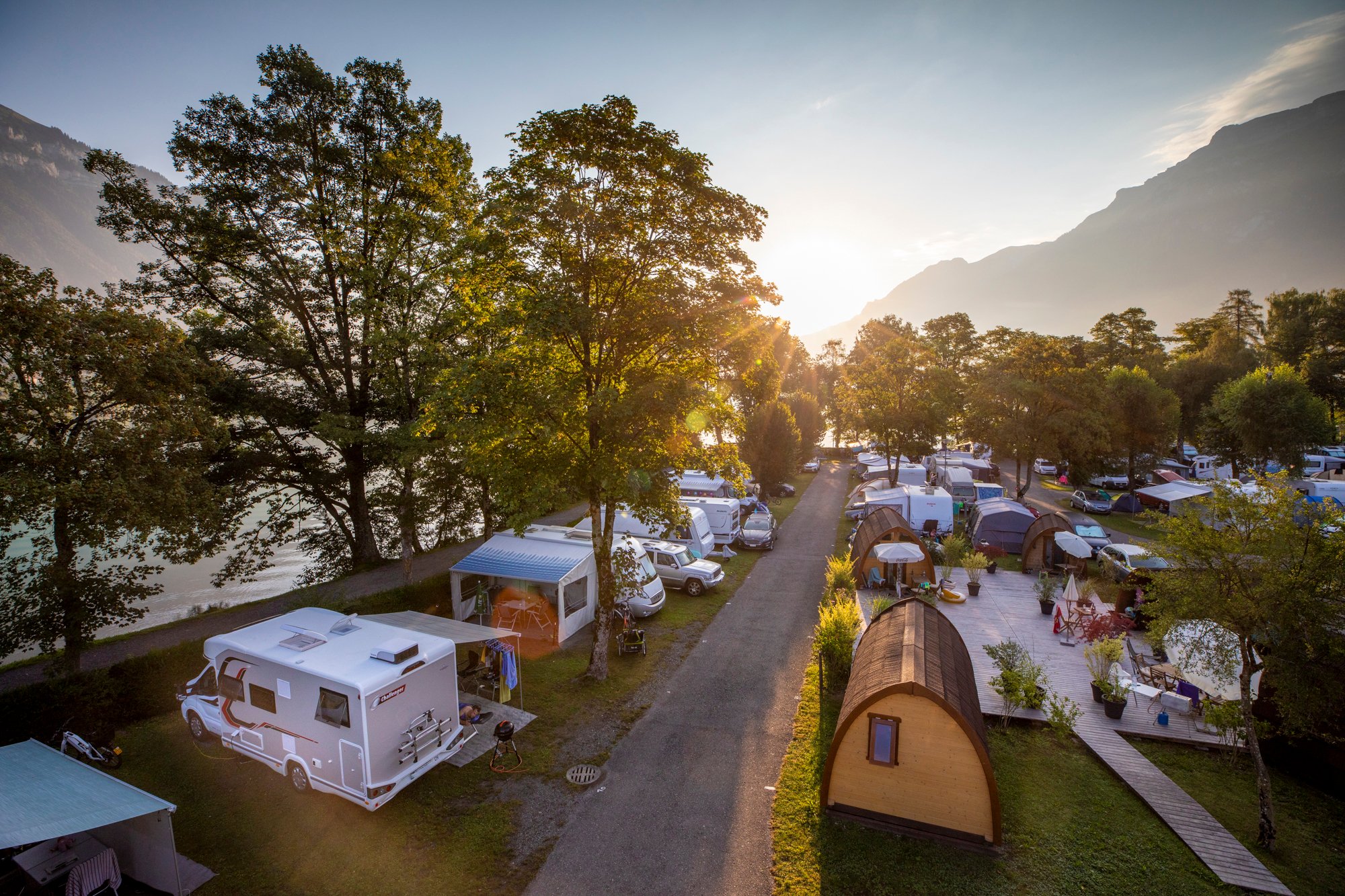 Vue aérienne d'un camping au coucher du soleil.