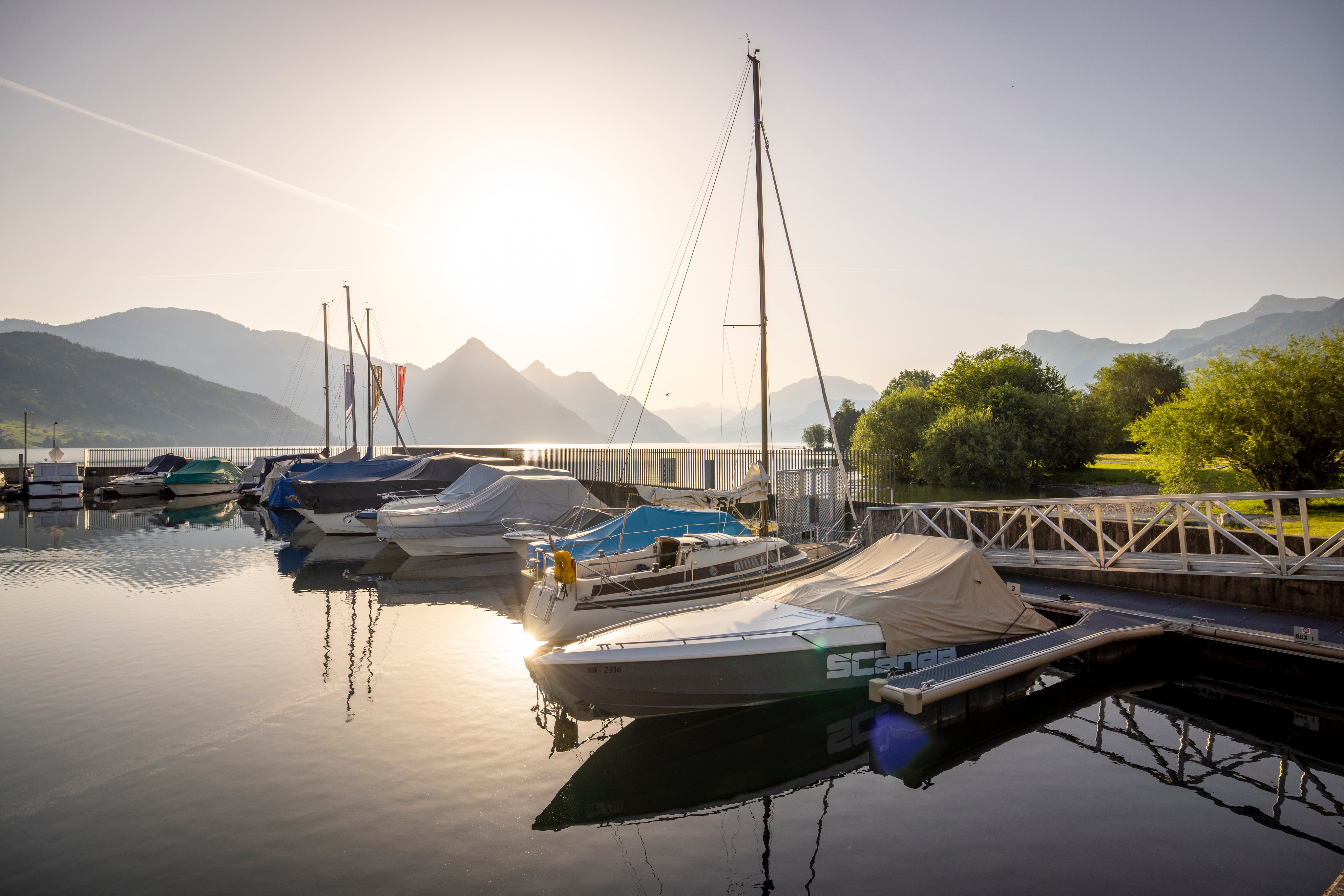 Port pour bateaux avec les montagnes en arrière-plan.