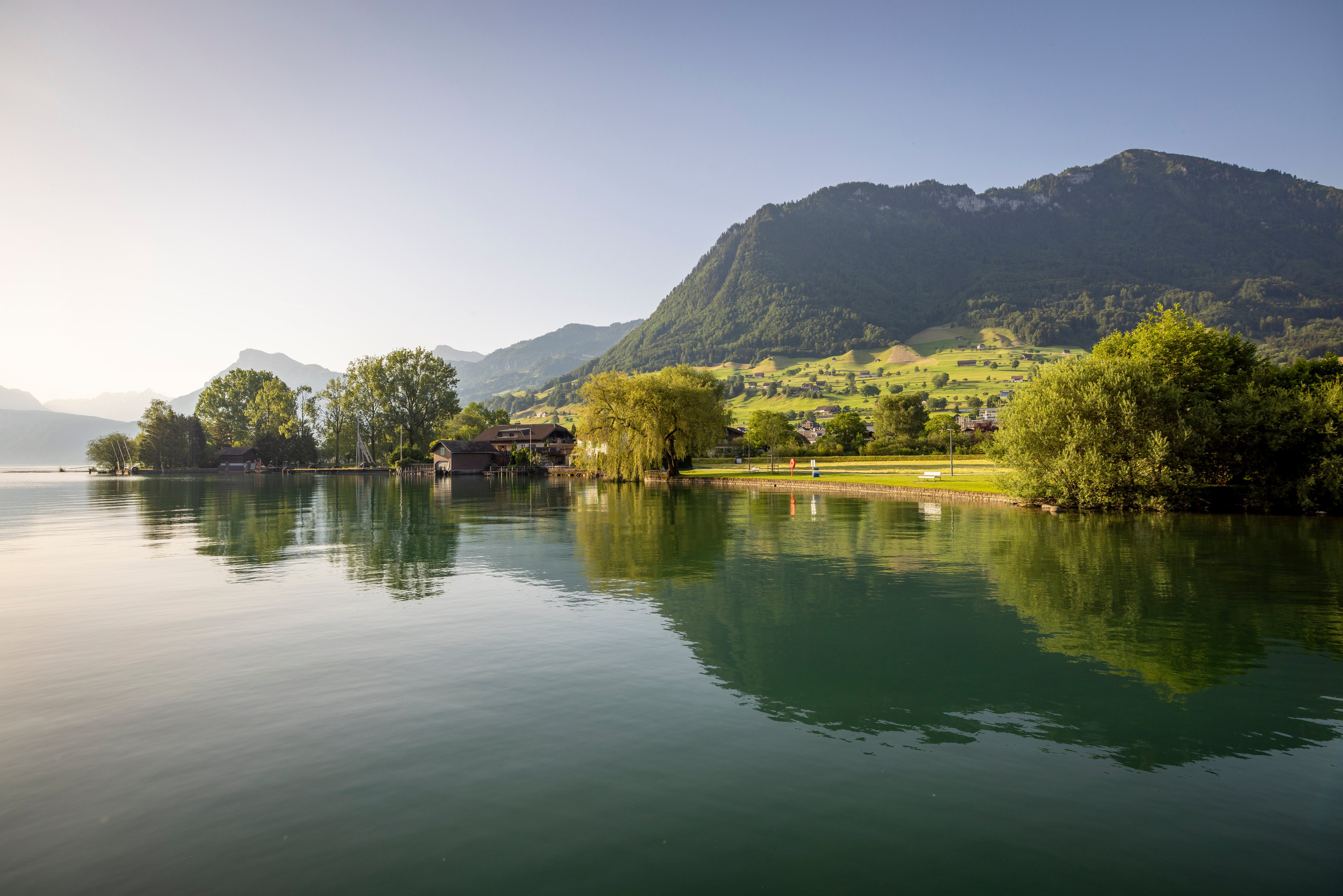 Un lac avec des montagnes en arrière-plan.