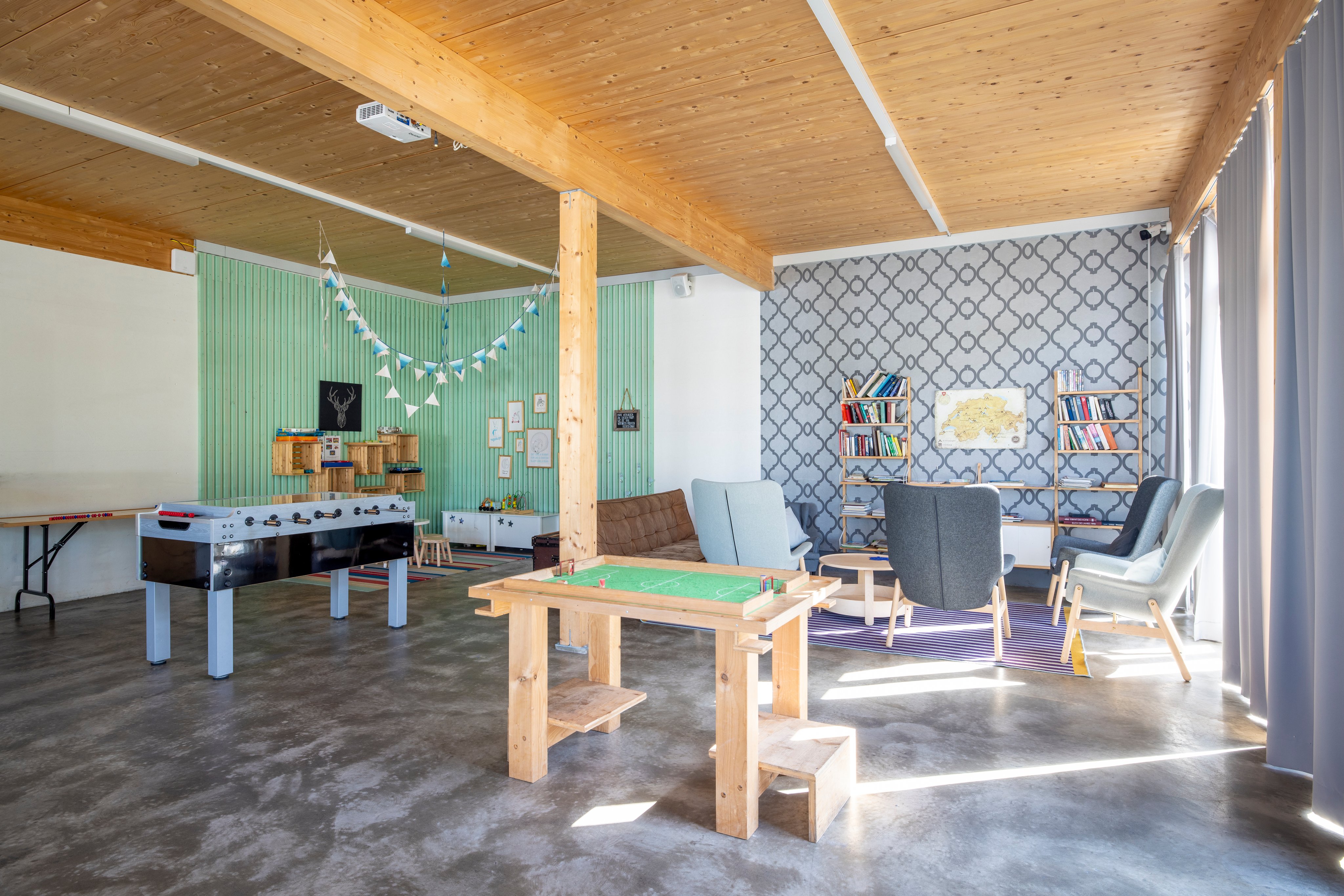 Salon avec canapé et jeux de société