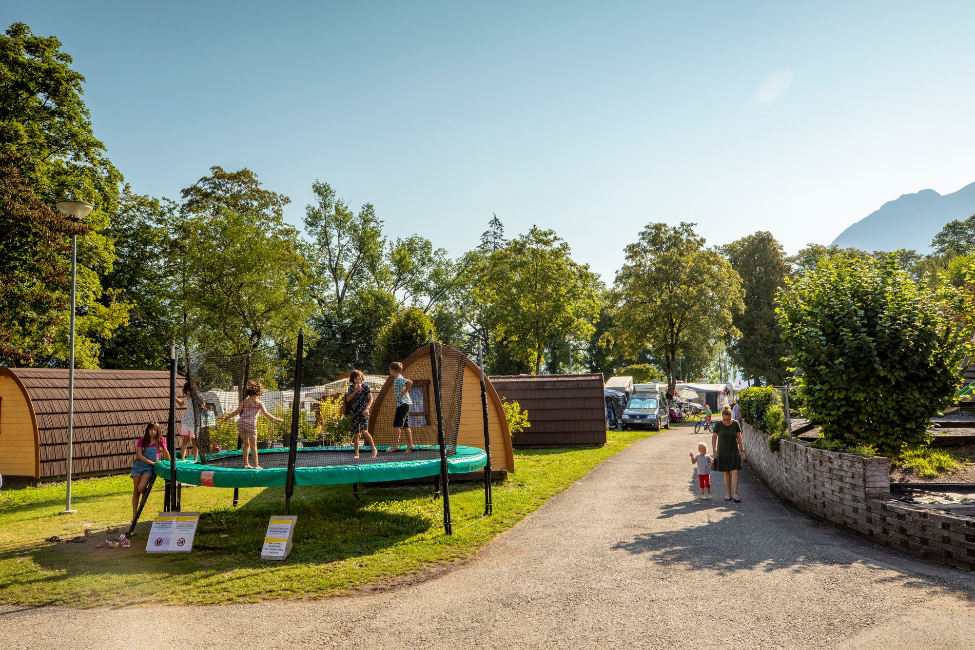 Enfants sur un trampoline dans un camping.