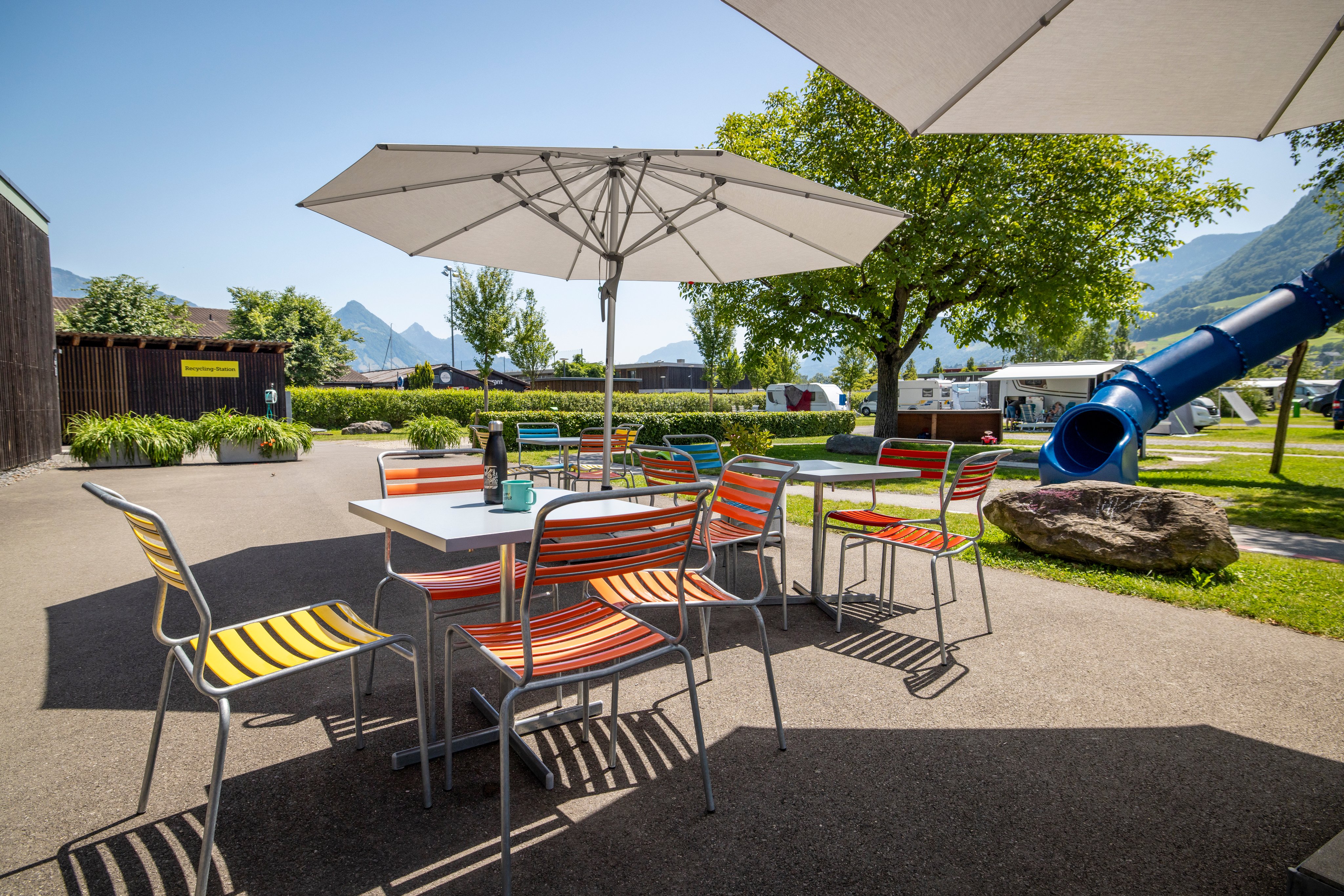 Terrasse avec aire de jeux sur un camping.