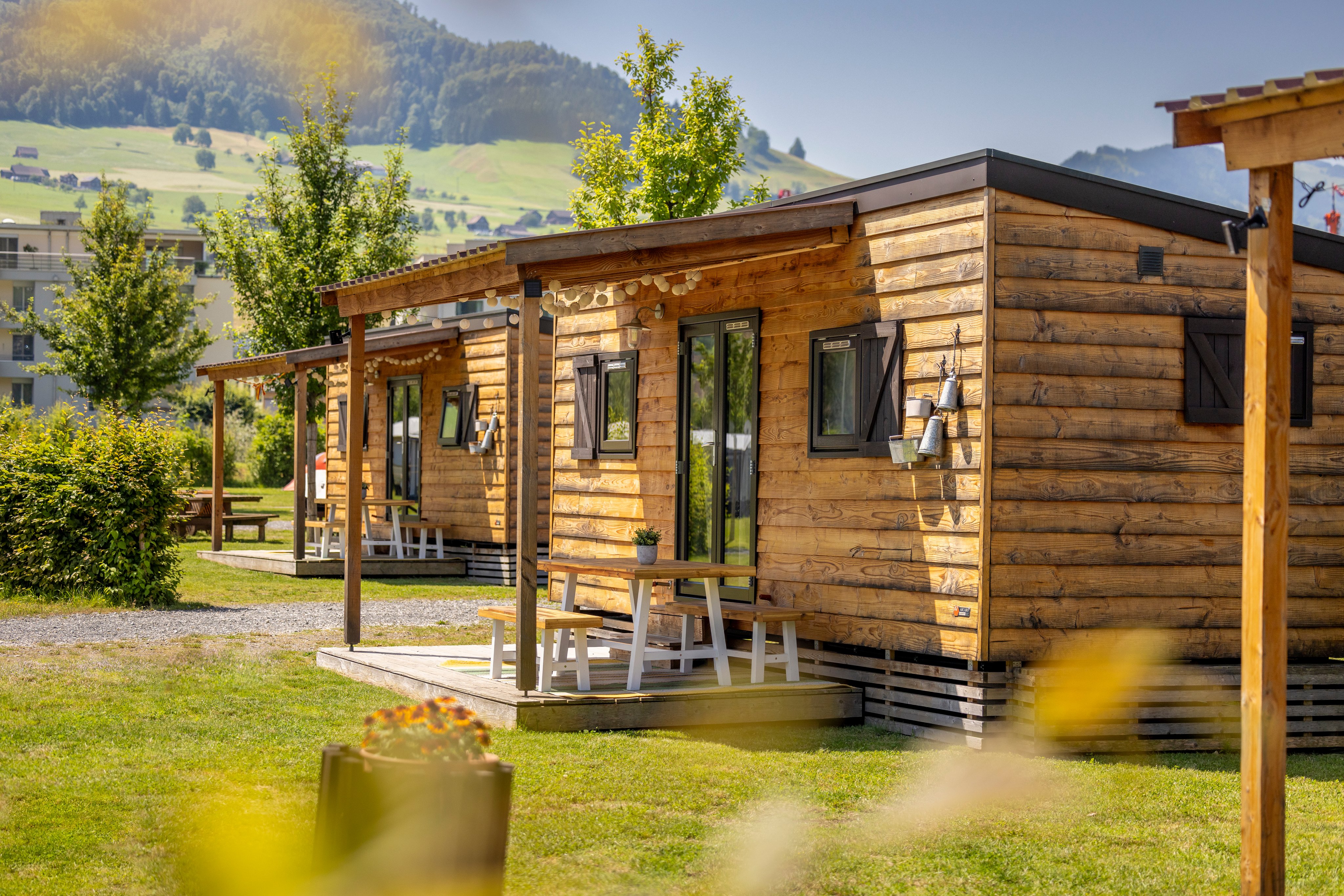 Un logement locatif doté d'une terrasse avec une table et des bancs.