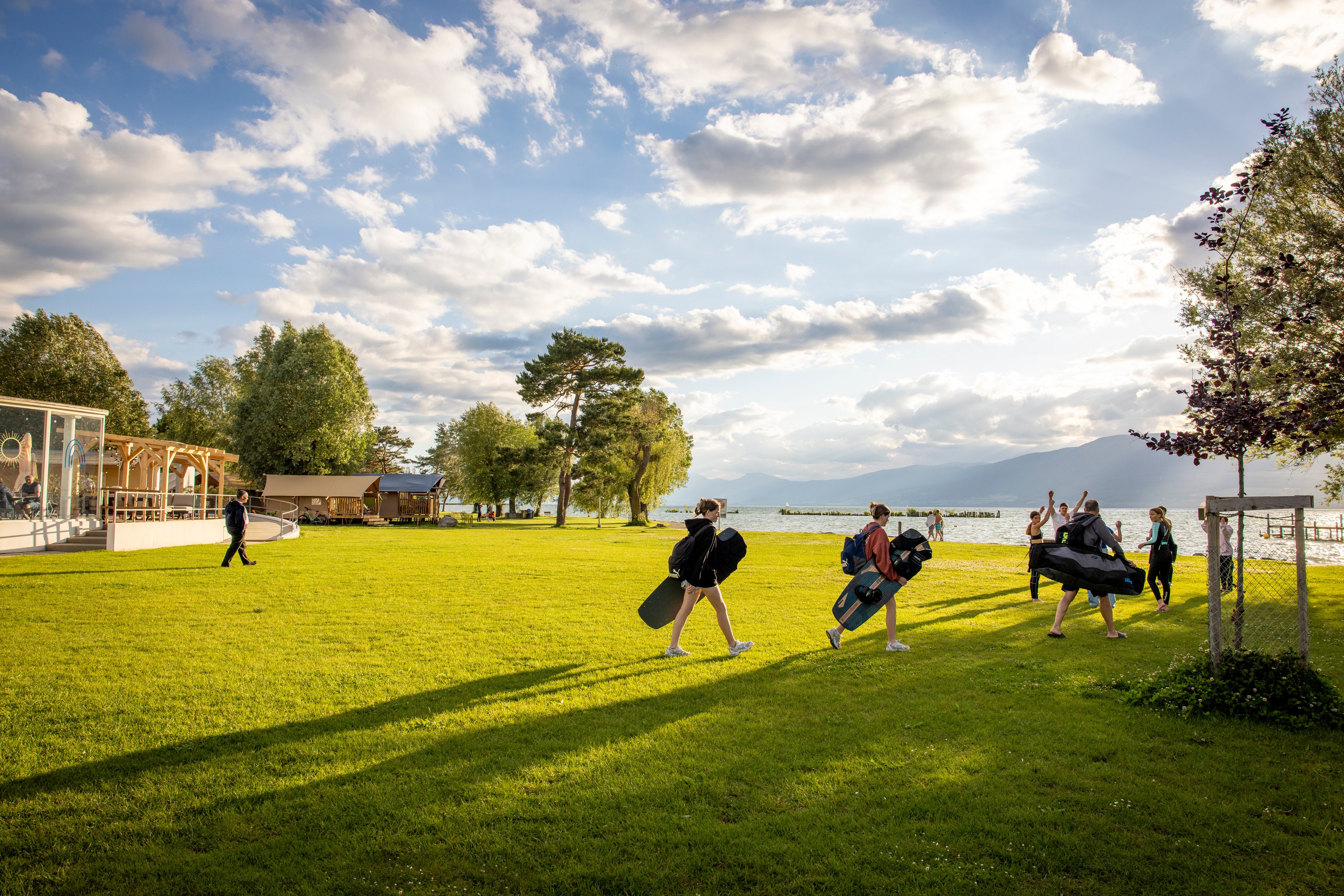3 Wakeboarder am Strand mit Rasen
