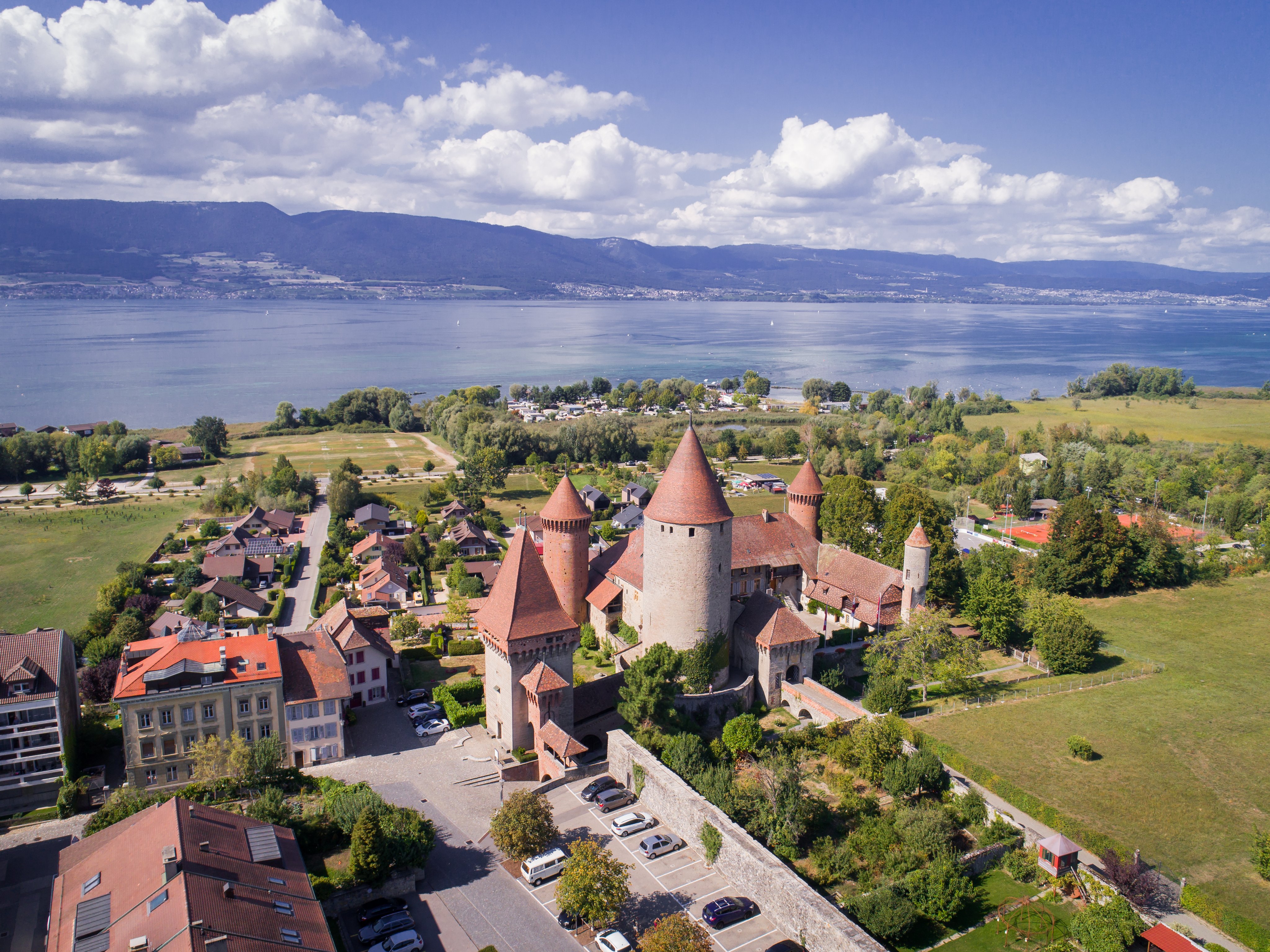 Una ripresa da drone di un castello sul bordo di un lago.