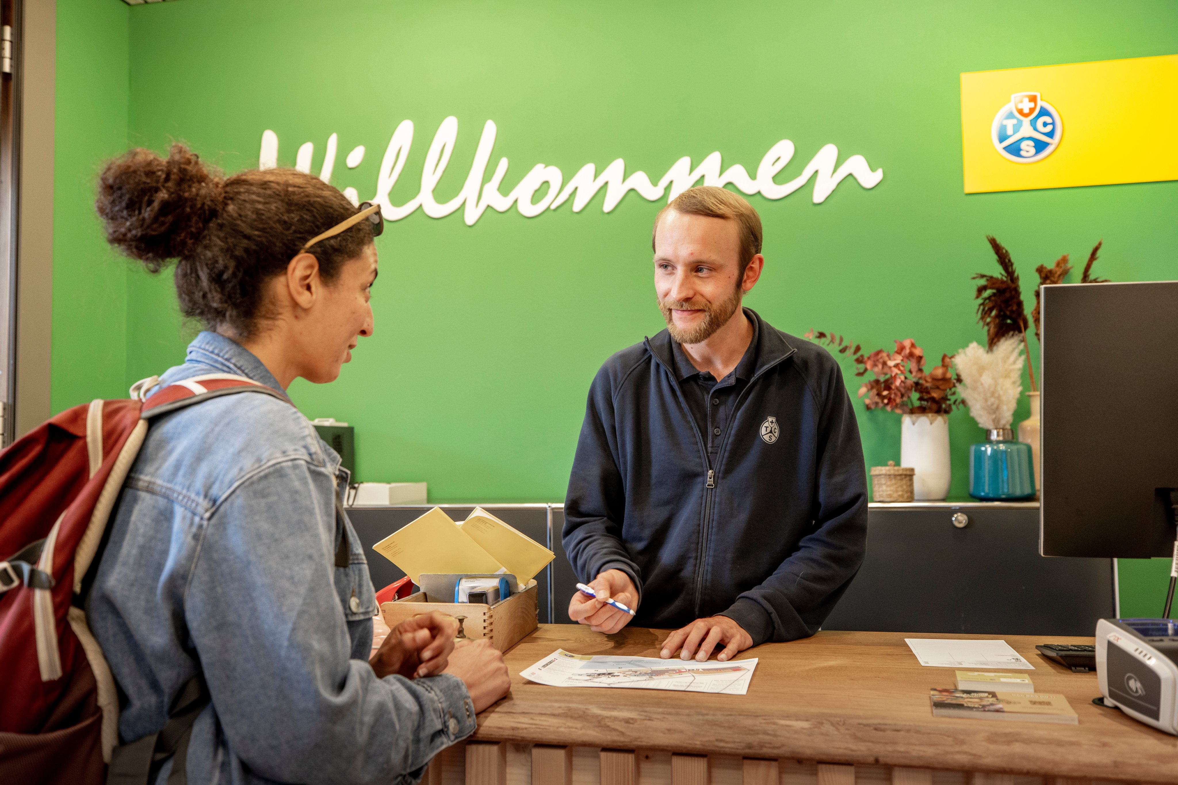 Mitarbeiter von TCS Camping begrüsst Feriengast.