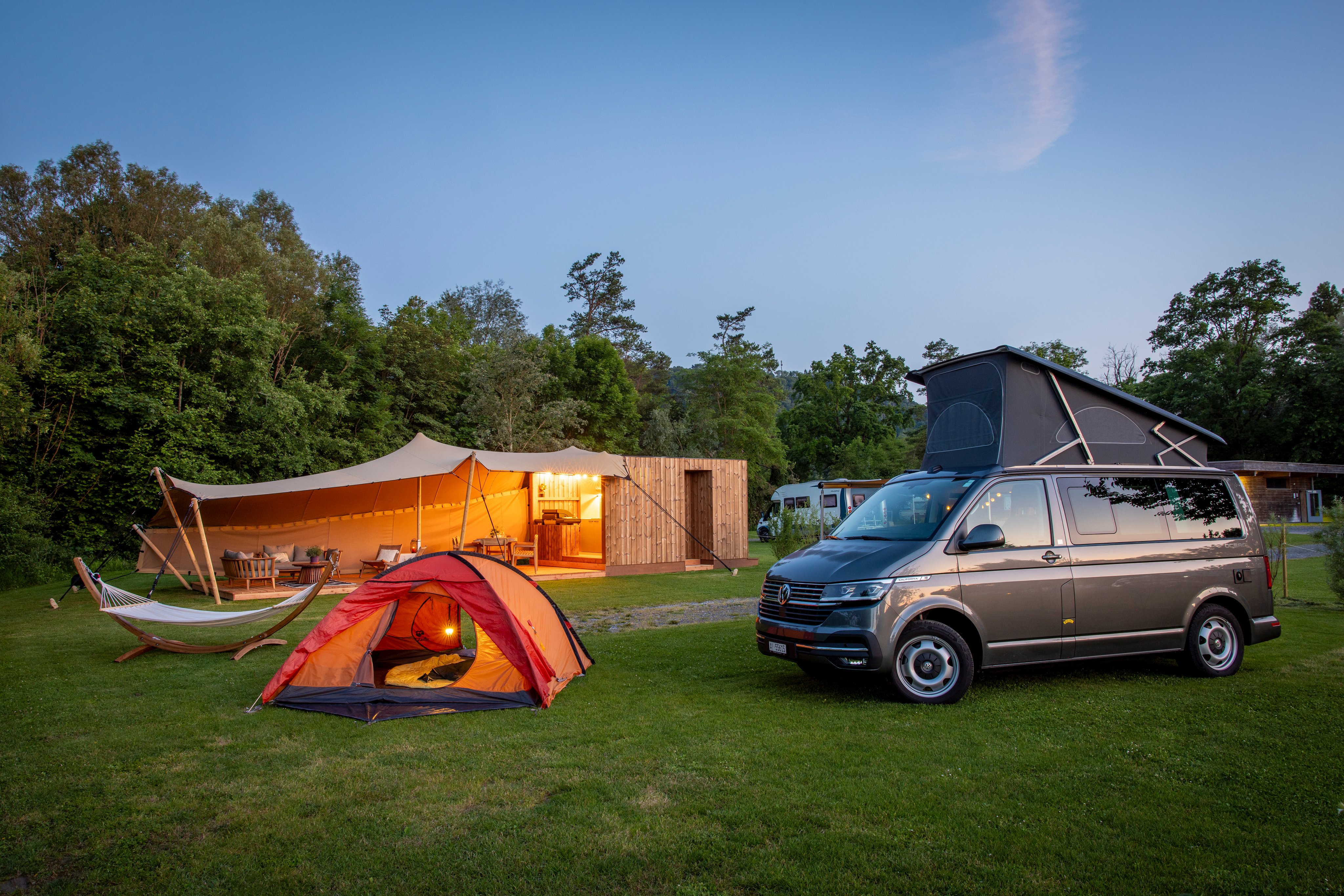 TCS Camping Flaach am Rhein Camping privé avec bus VW, tente, hamac et cuisine extérieure, lounge