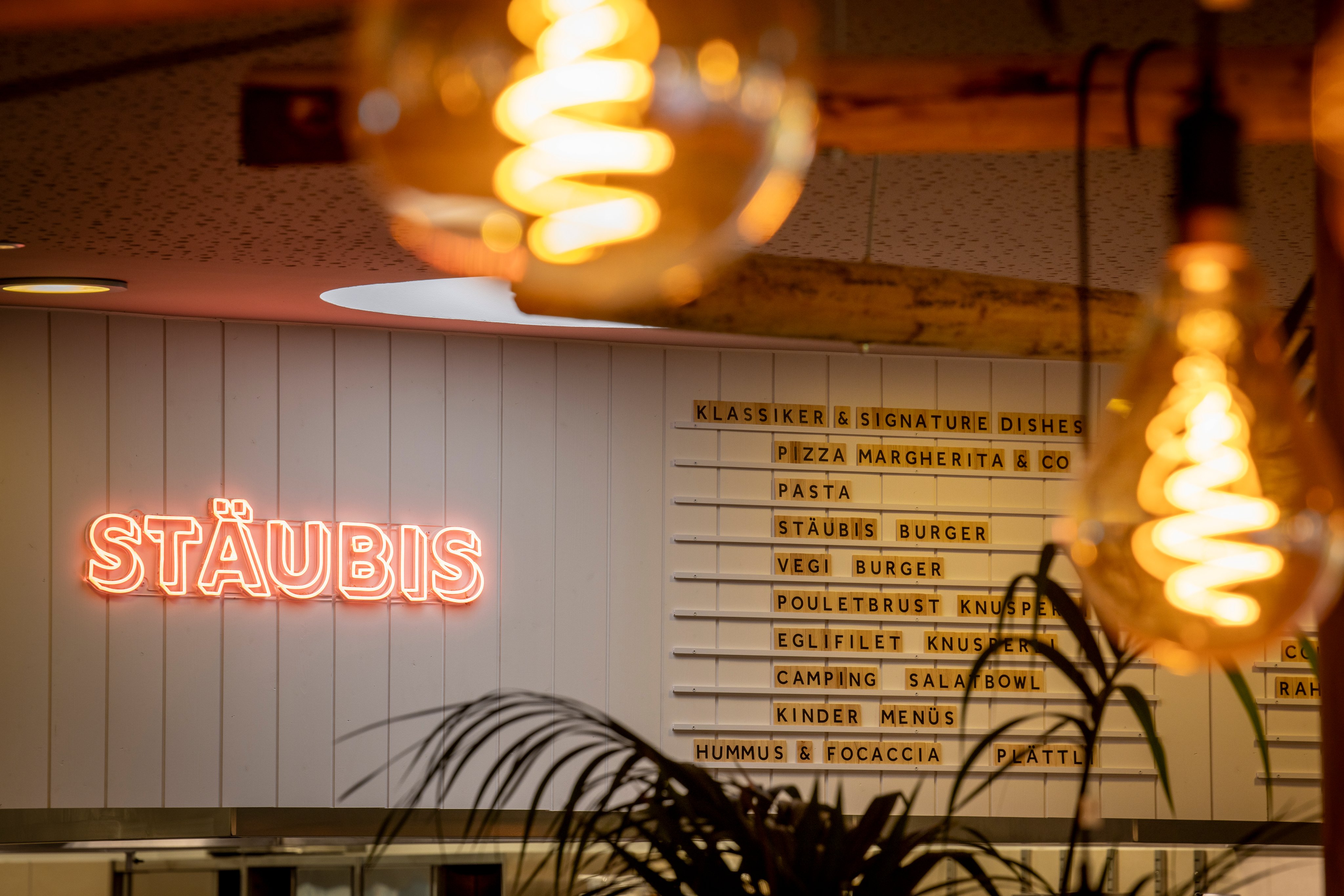 TCS Campingplatz Flaach am Rhein Restaurant Stäubis Innenbereich mit Menükarte