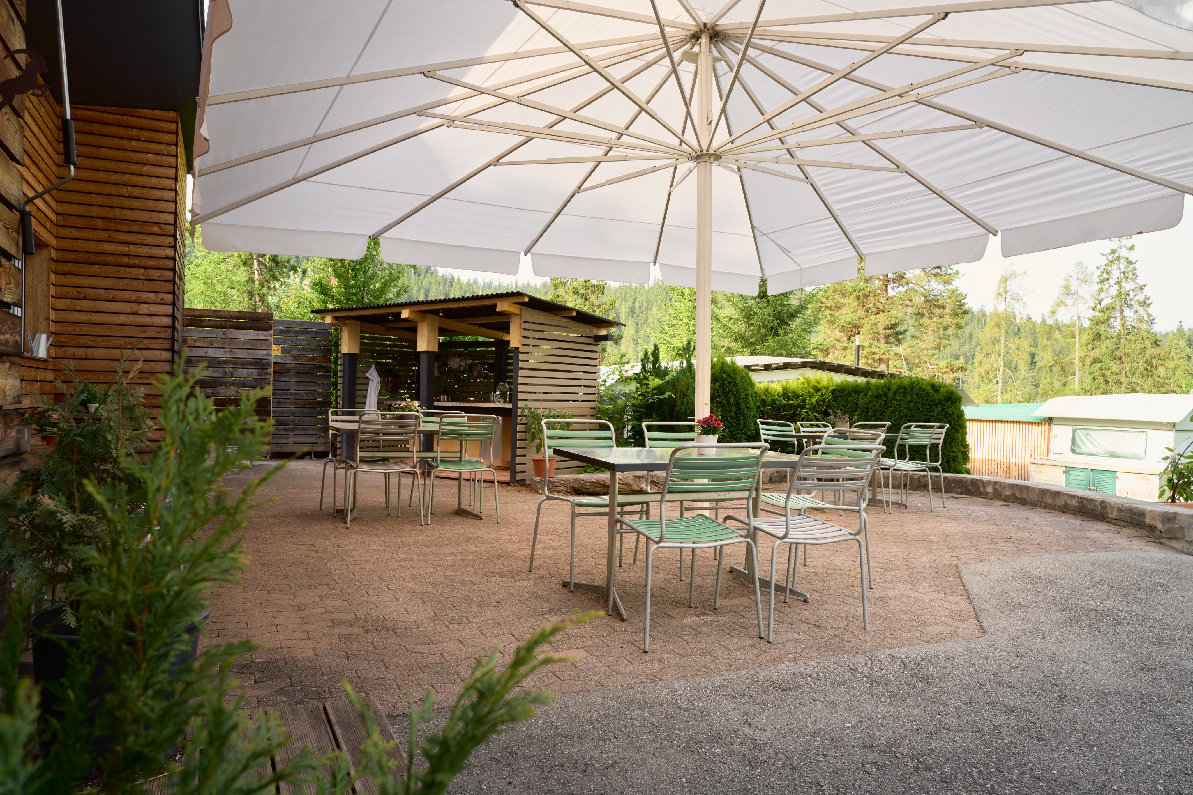 Eine Terrasse mit Aussenküche auf einem Campingplatz.