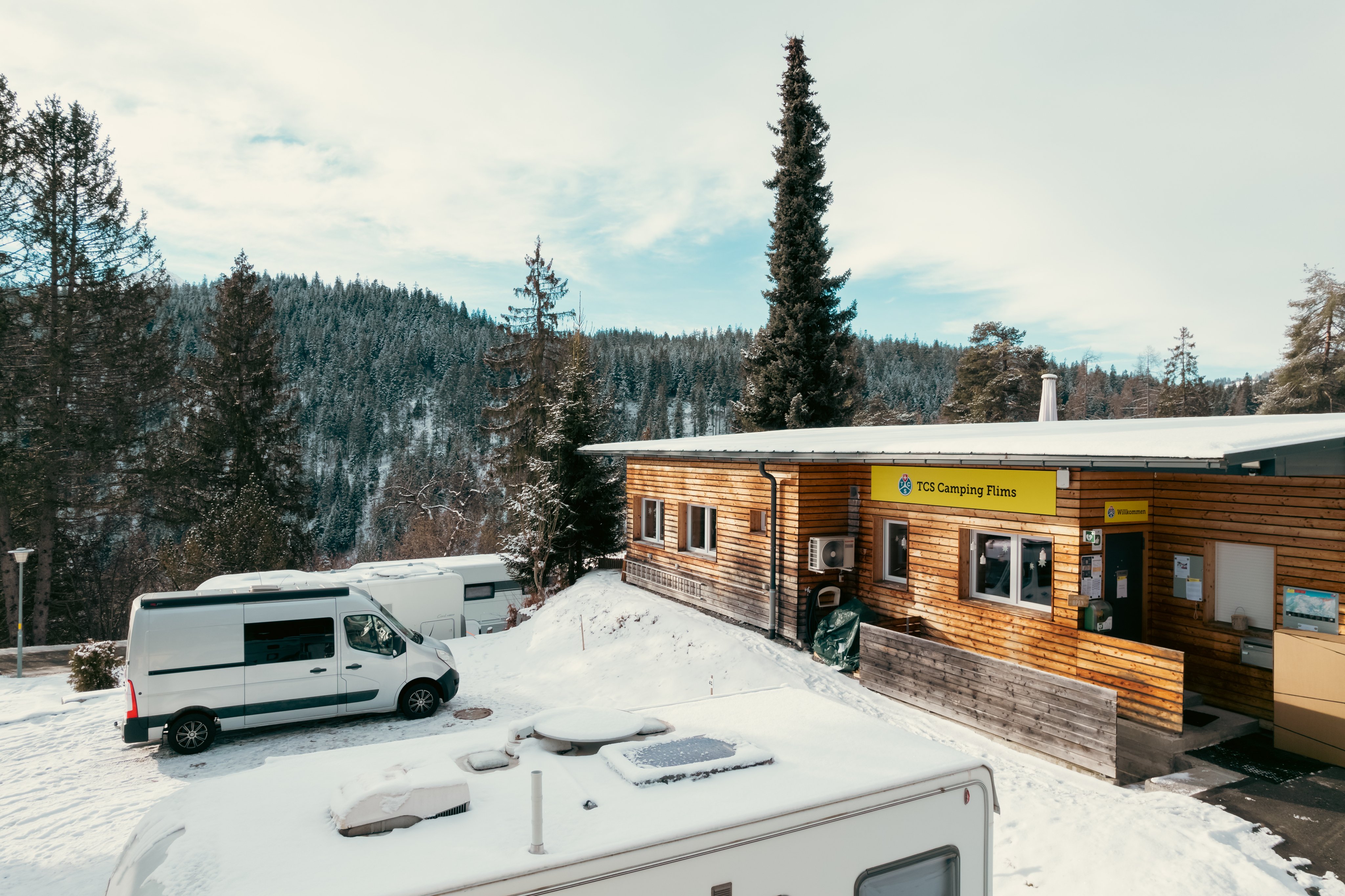 L'edificio di accoglienza del TCS Camping Flims in inverno.
