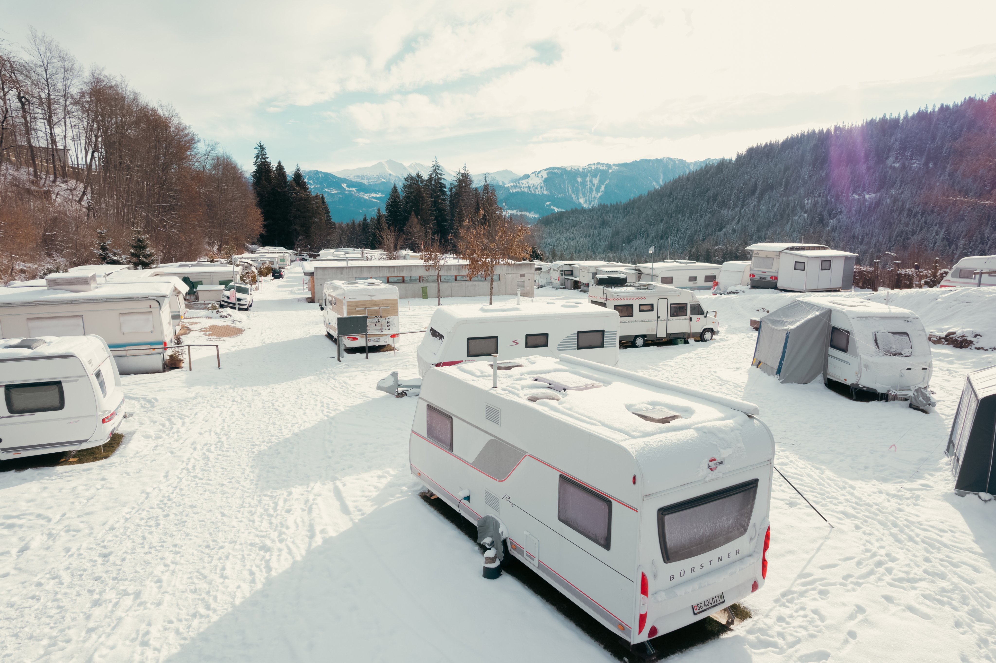 Camper Van am Waldrand des TCS Camping Flims.