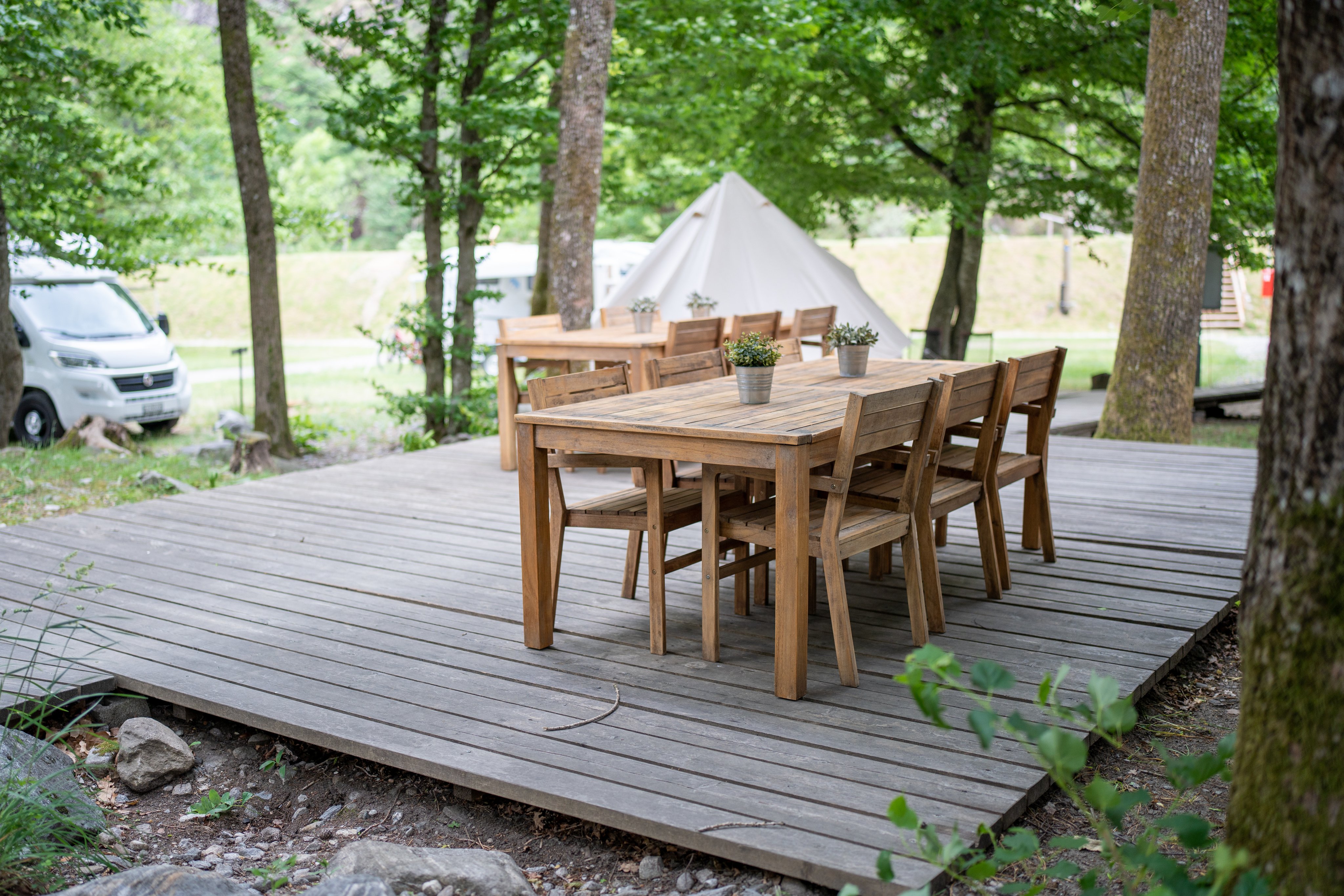Sitzplätze mitten im Wald auf dem TCS Camping Gordevio.