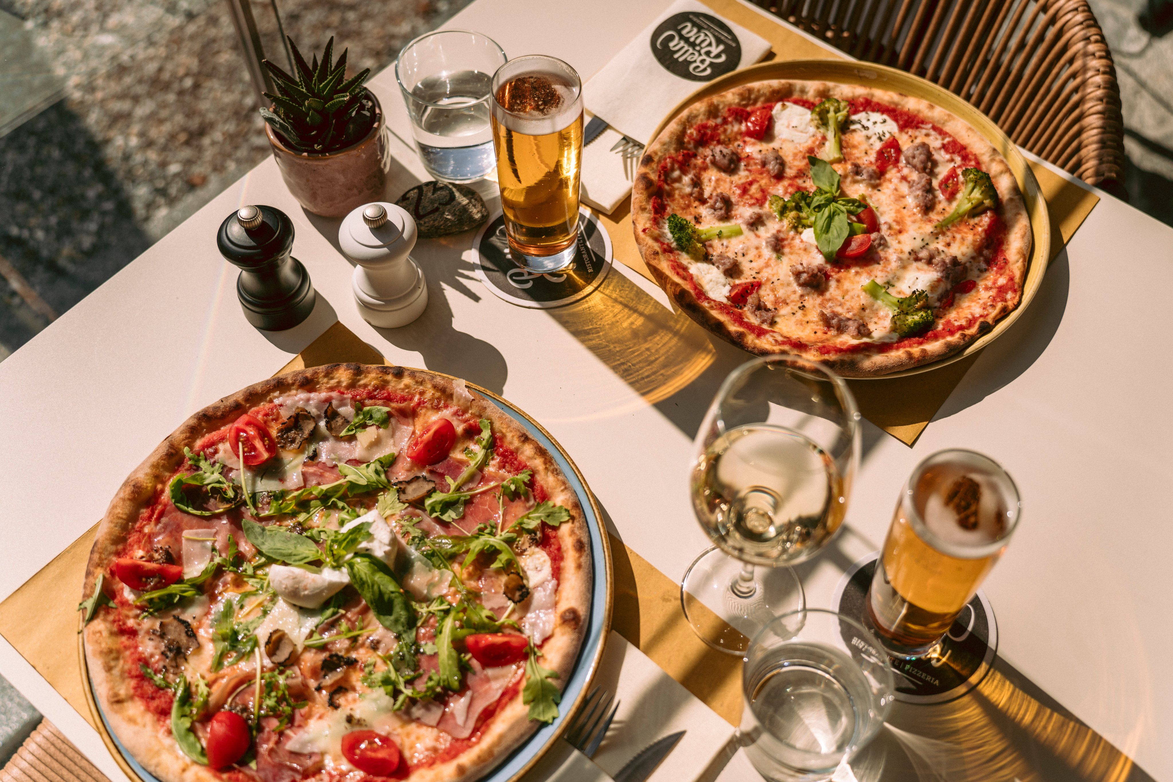  TCS Camping Gordevio Ristorante Bella Riva Tavolo con deliziosa pizza e bevande rinfrescanti