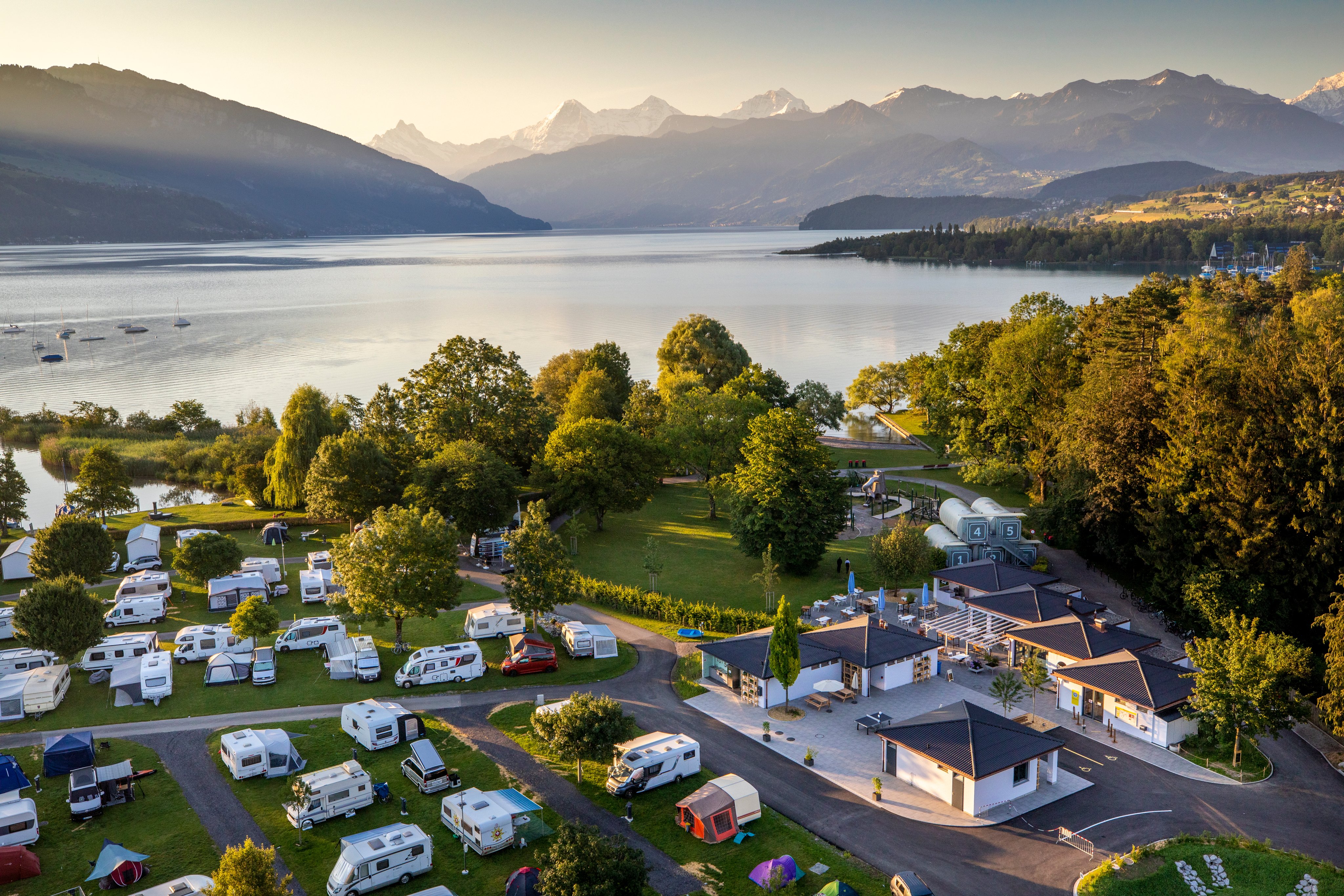 Panorama avec vue sur le lac de Thoune et les montagnes