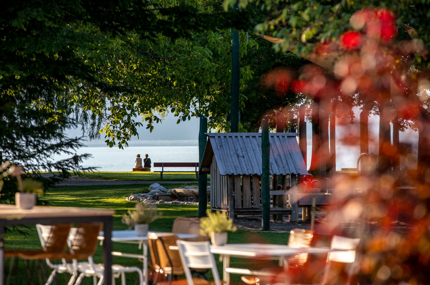 TCS Camping Gwatt Thun Parco giochi per bambini e pozzo del fuoco con vista lago