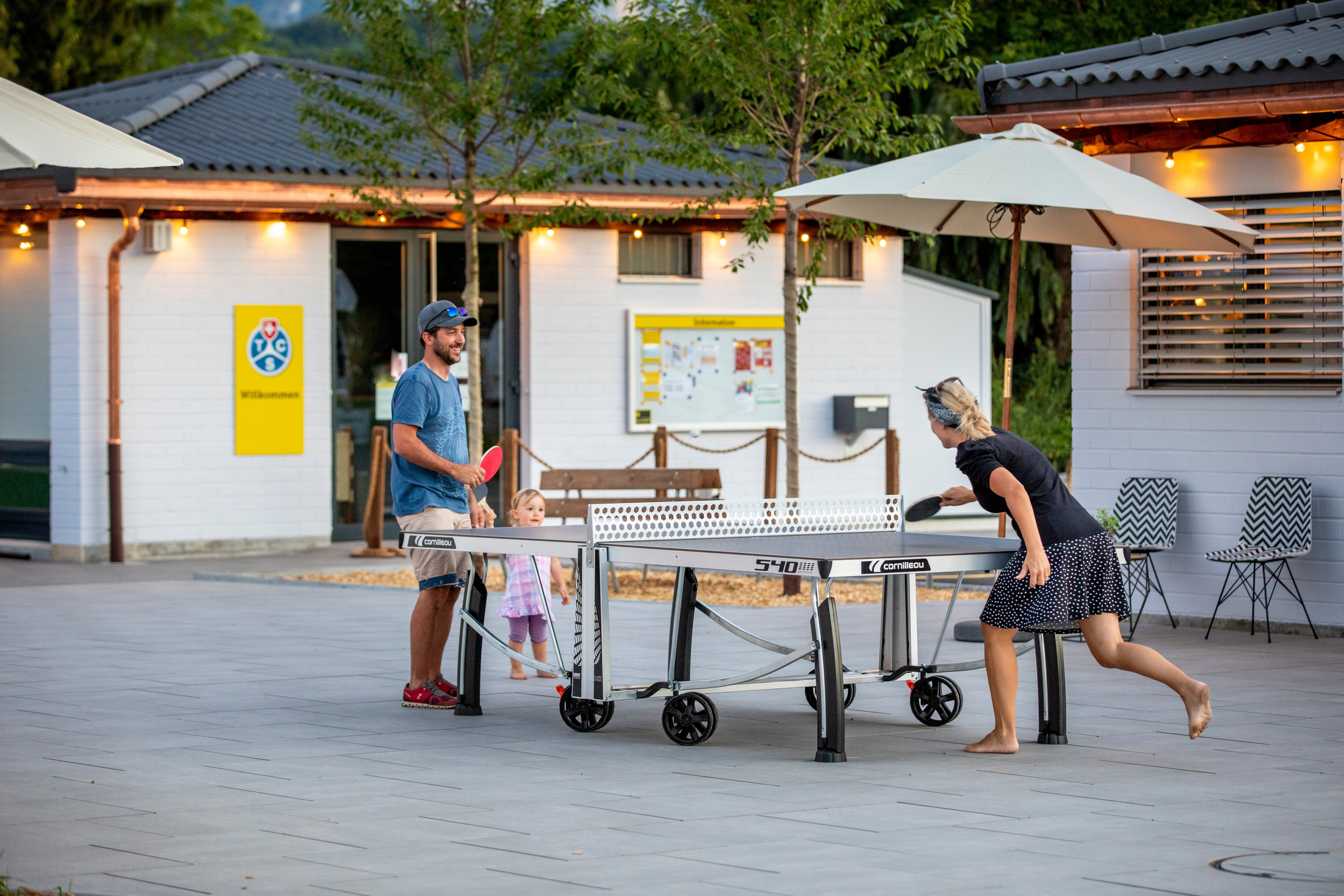 Family playing ping-pong at TCS Camping Gwatt Thun