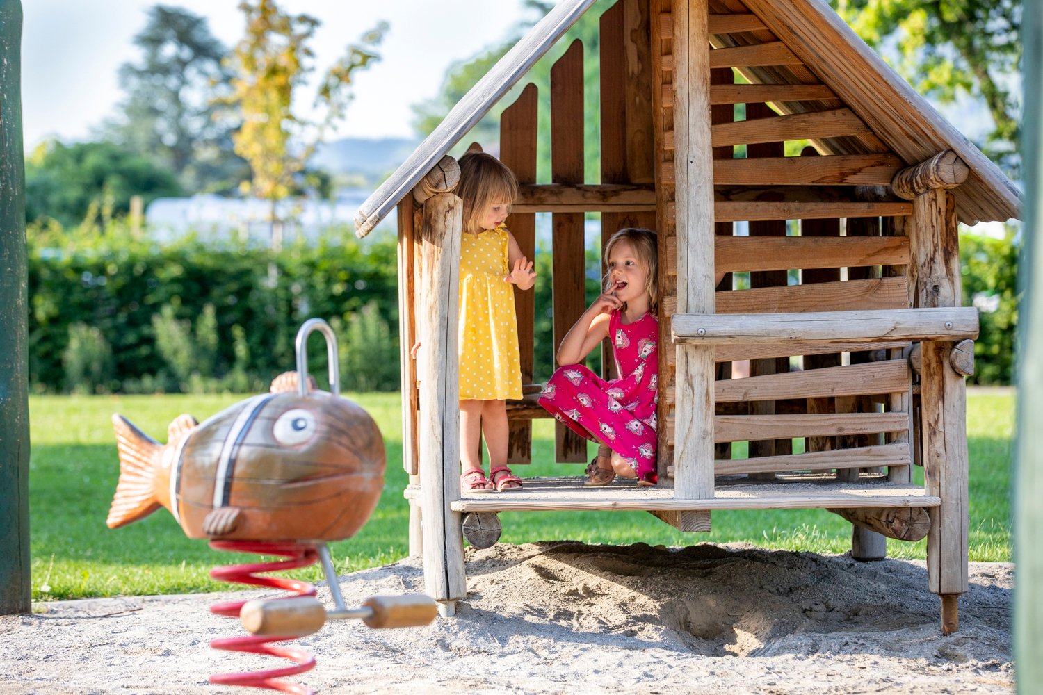 I bambini giocano nel parco giochi del TCS Camping Gwatt Thun