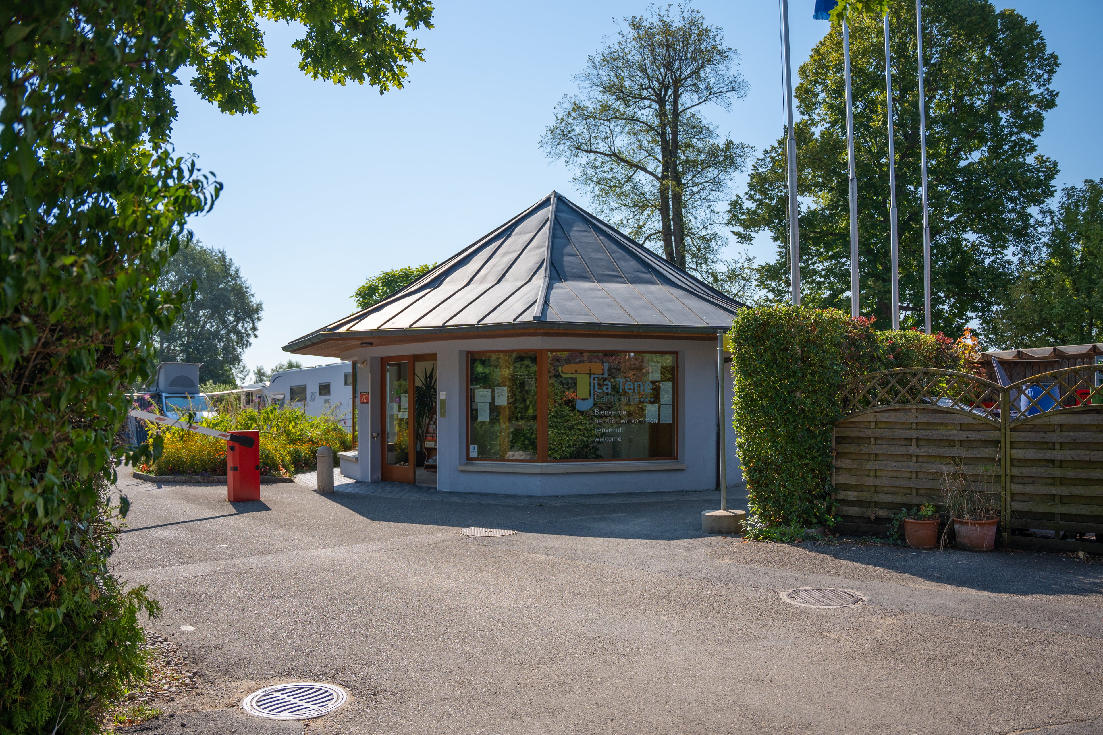 Ein rundes Rezeptiongebäude auf einem Campingplatz.
