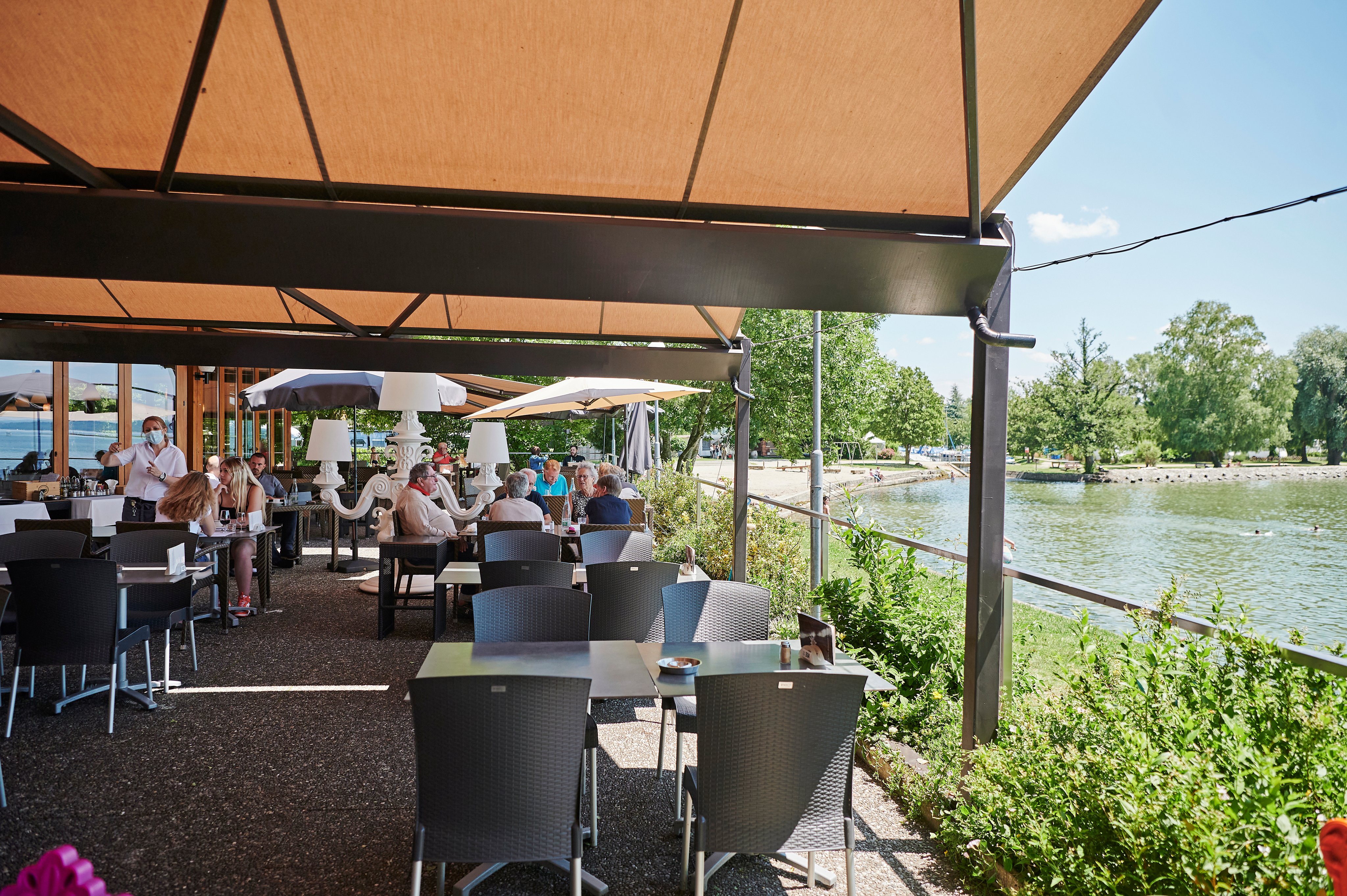 Terrasse Restaurant beim TCS Camping La Tène am Neuenburgersee