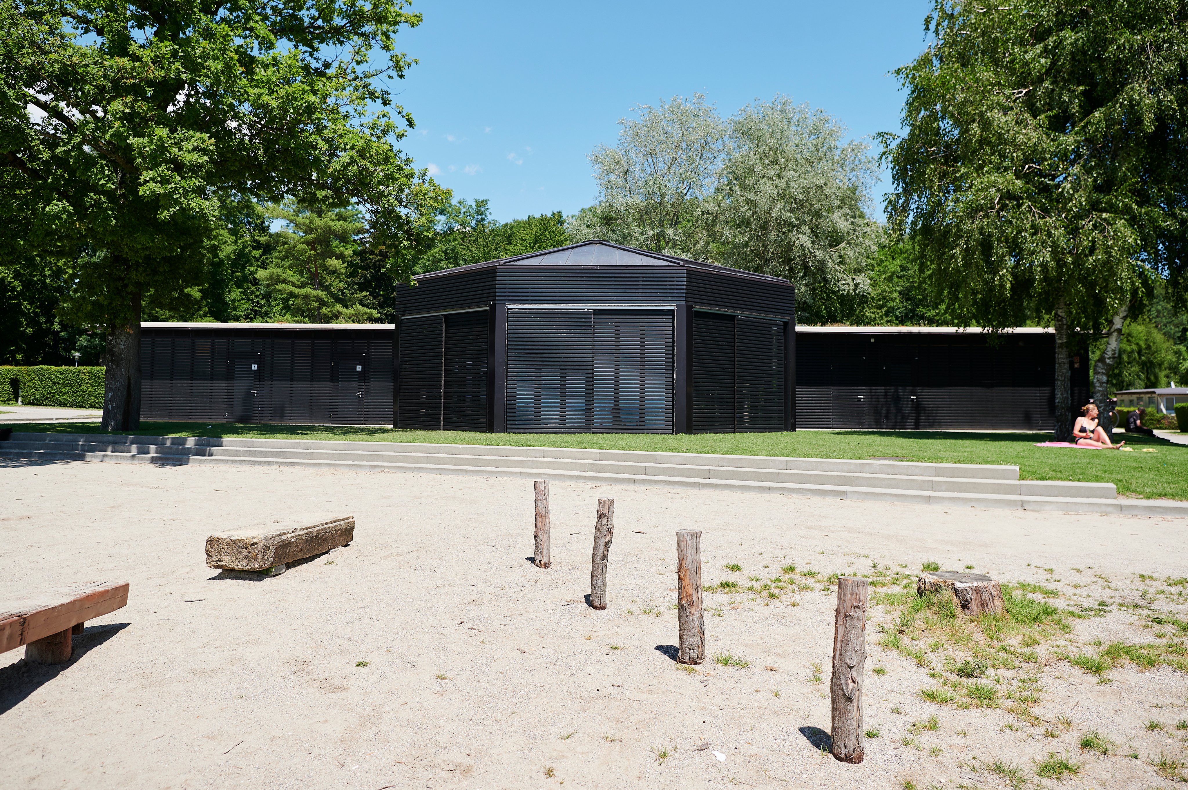 Un edificio moderno sulla spiaggia di sabbia.