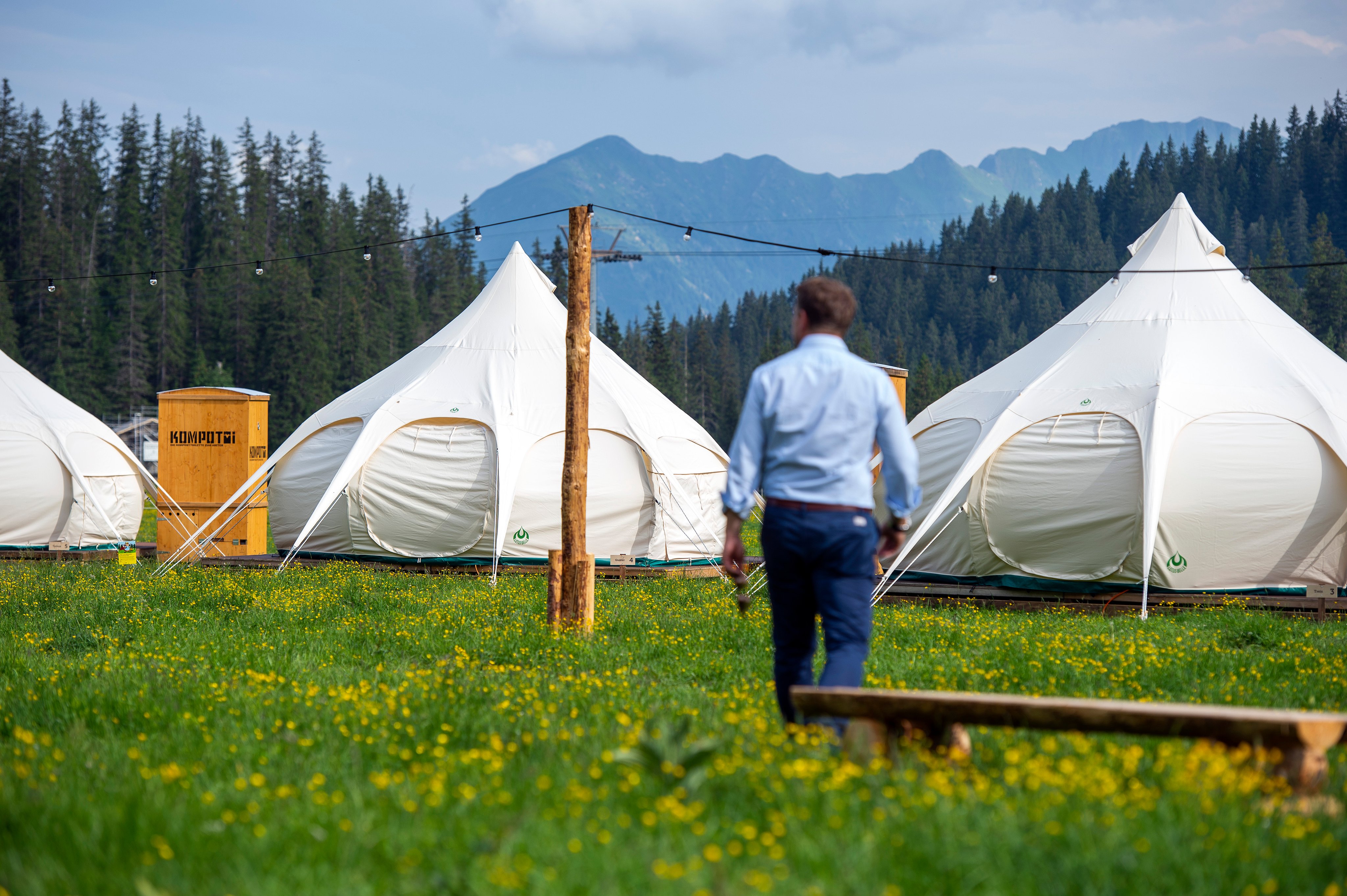 TCS Pop-Up Glamping Laax Zelte in Berglandschaft auf Blumenwiese