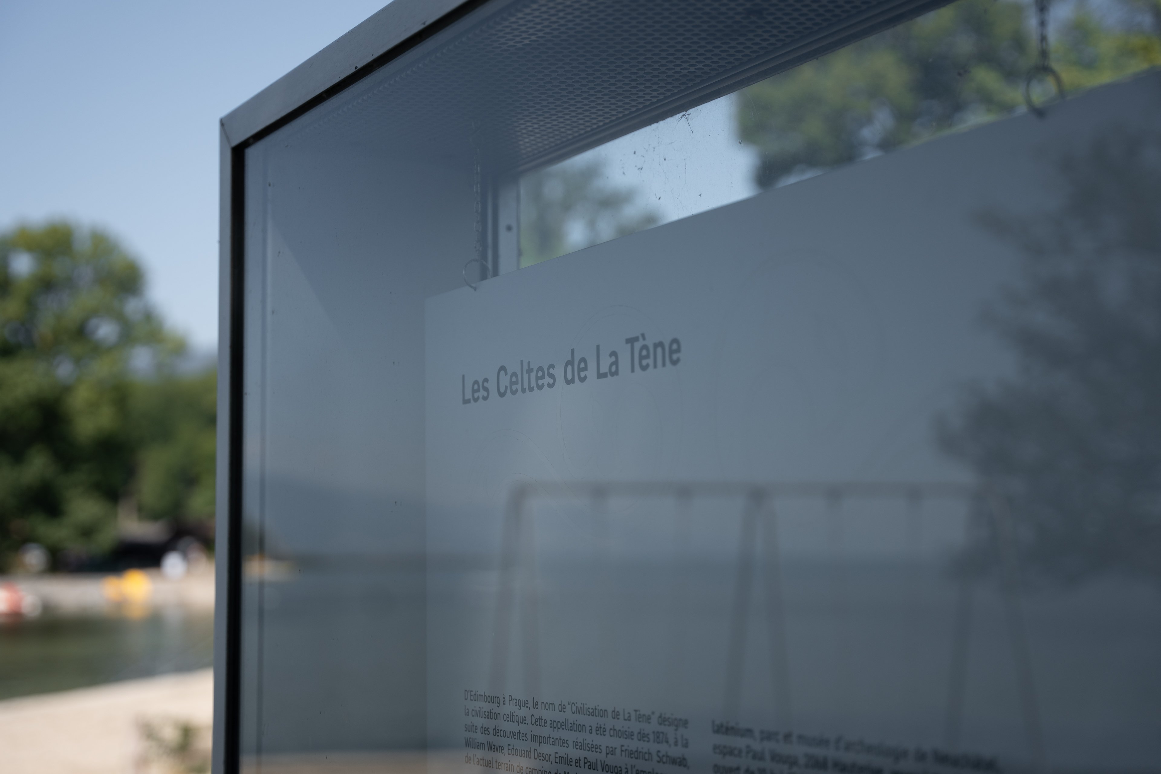 Un edificio con lettere e un albero sullo sfondo.