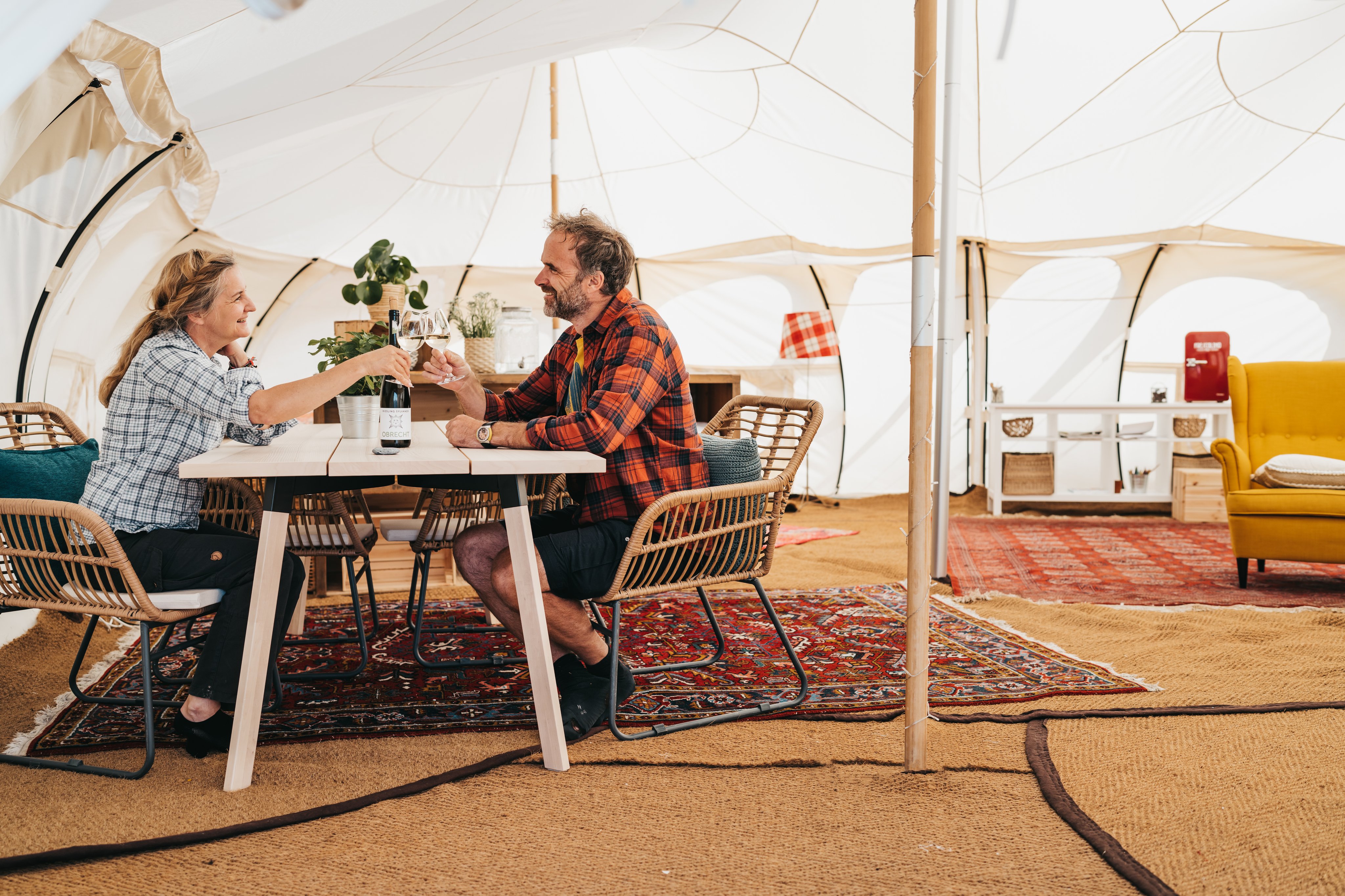 Clients dégustent un verre de vin sur place.