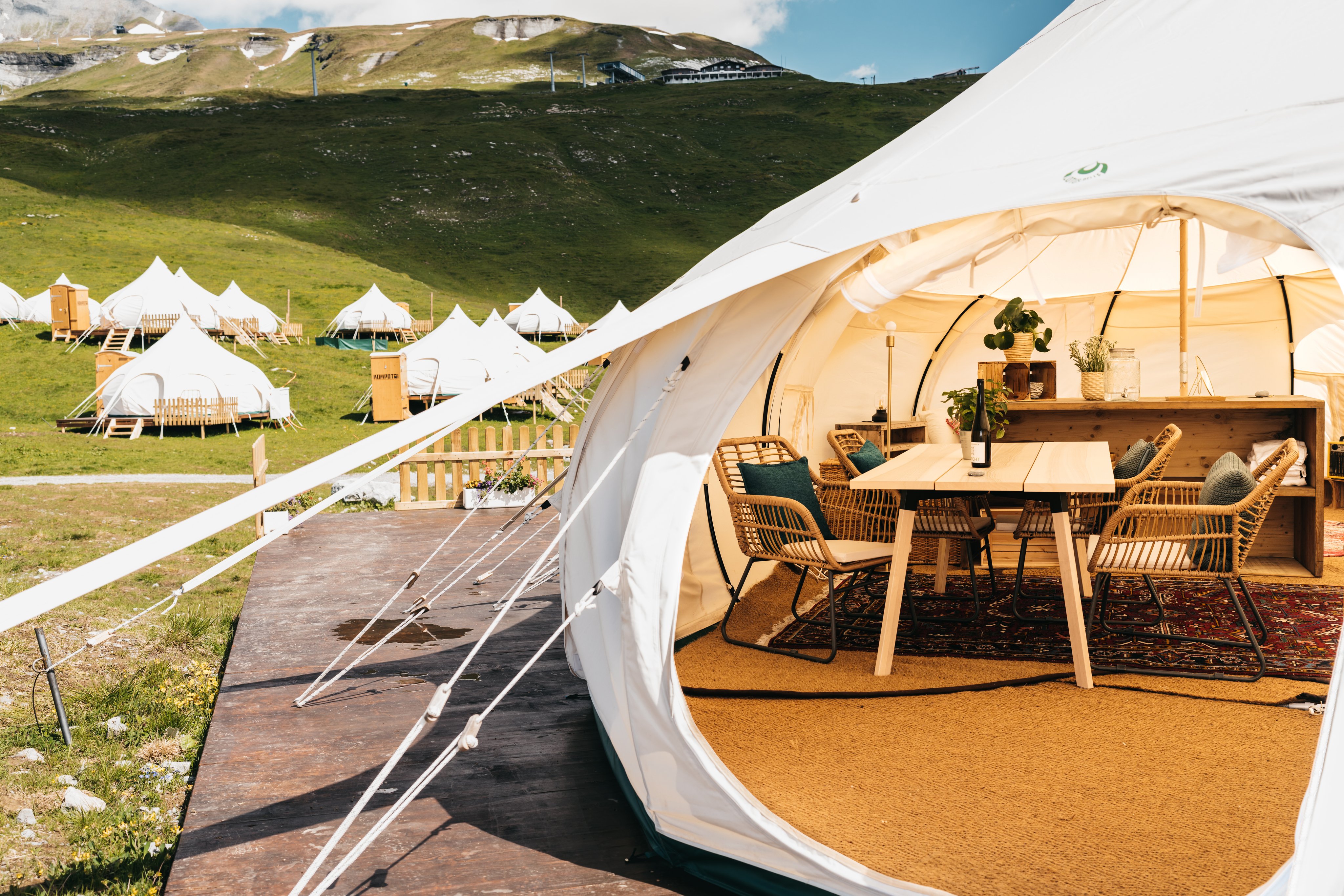 Plusieurs tentes Lotus au TCS Pop-Up Glamping à Laax