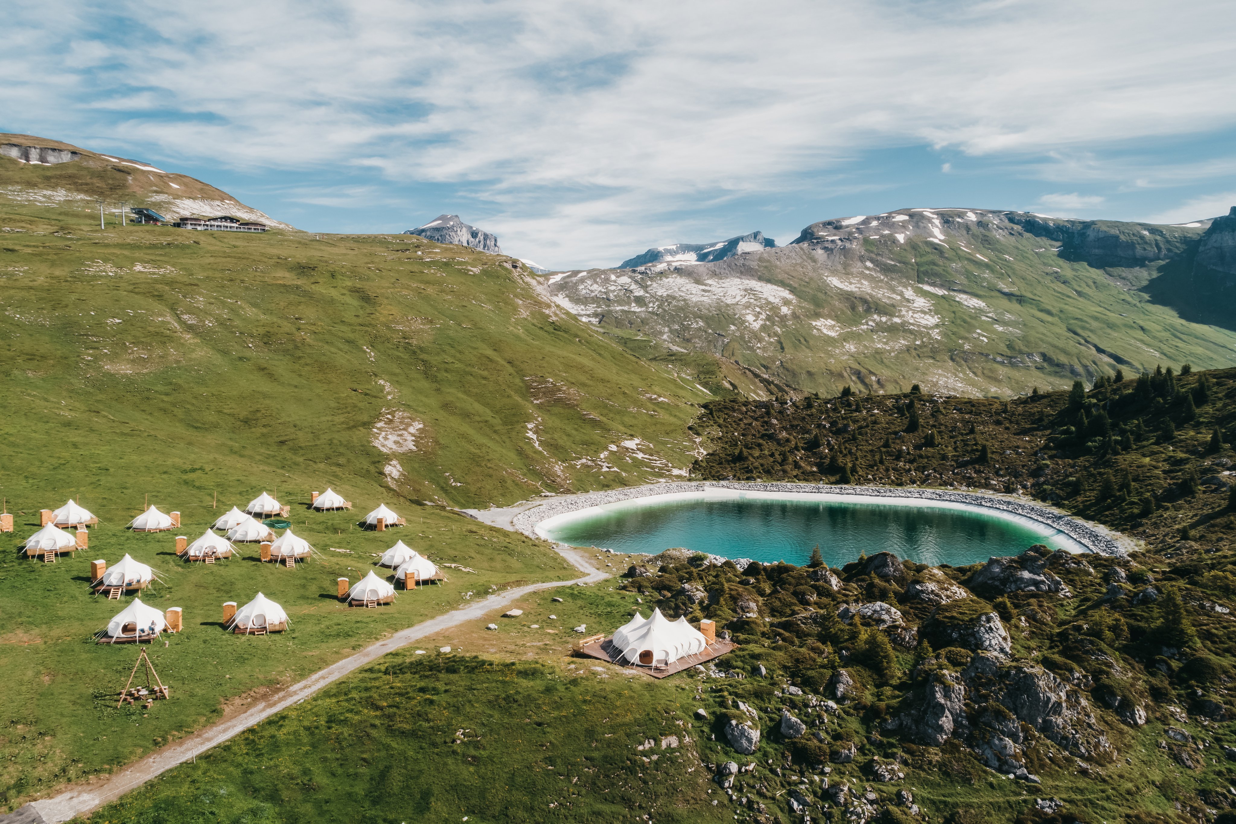 Un lago vicino al TCS Pop Up Glamping con acqua azzurra.