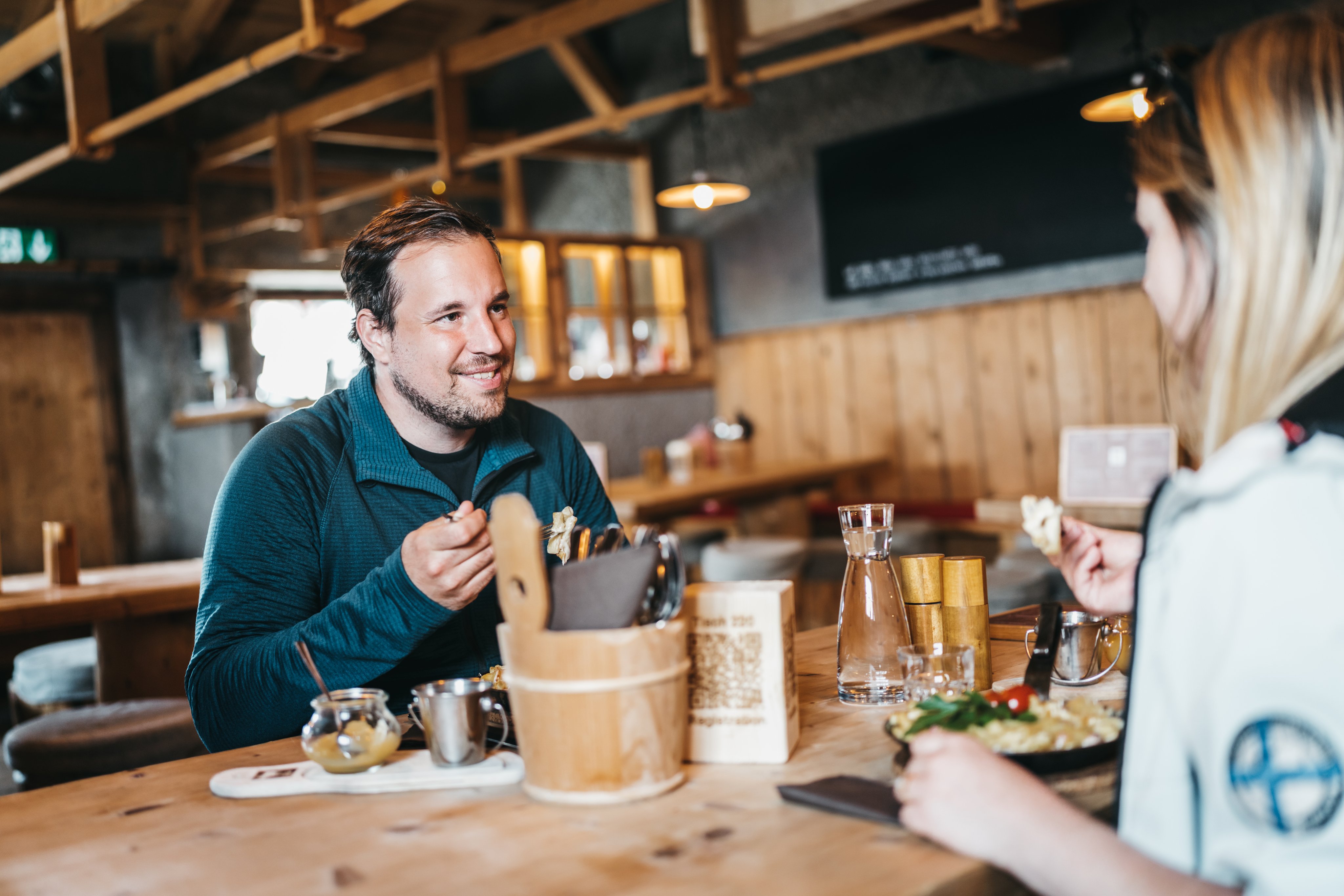 Deux personnes en train de manger au restaurant.