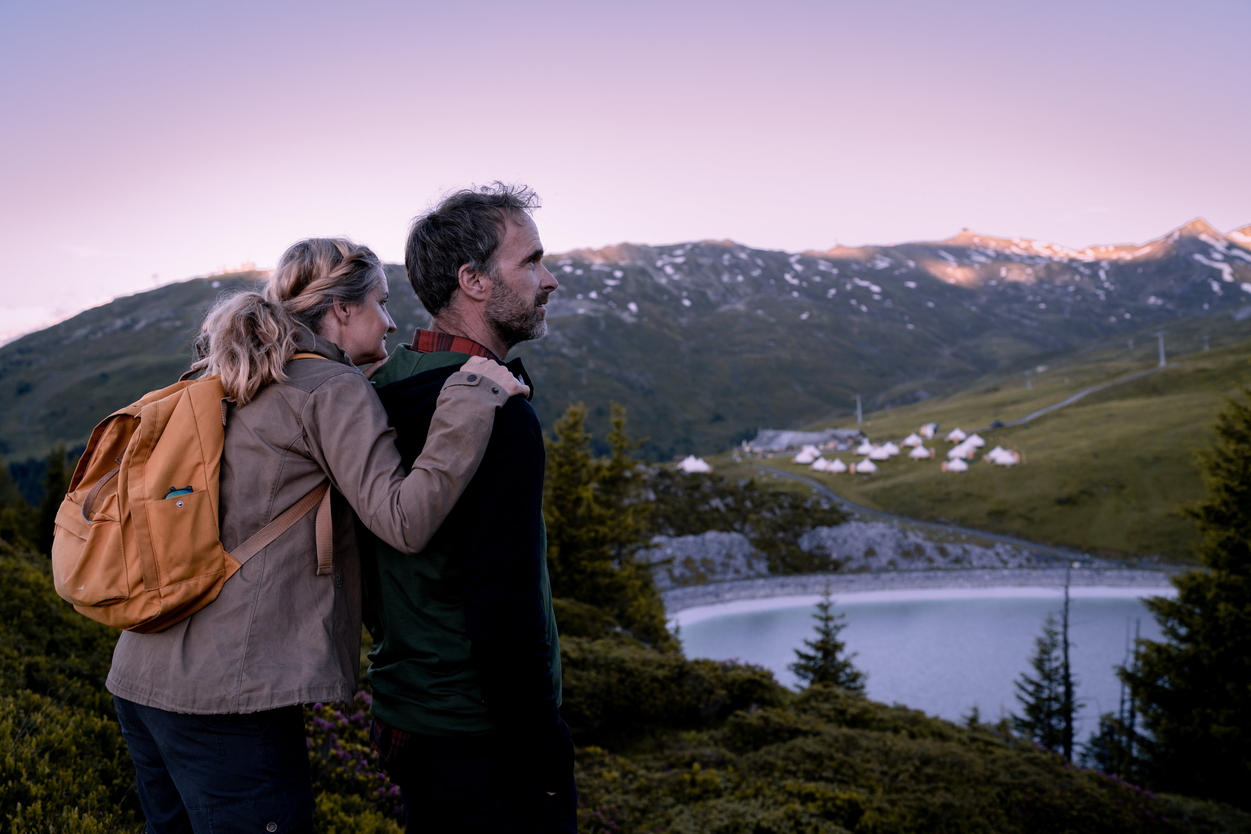 Un uomo e una donna vanno a fare un'escursione in un campeggio temporaneo.
